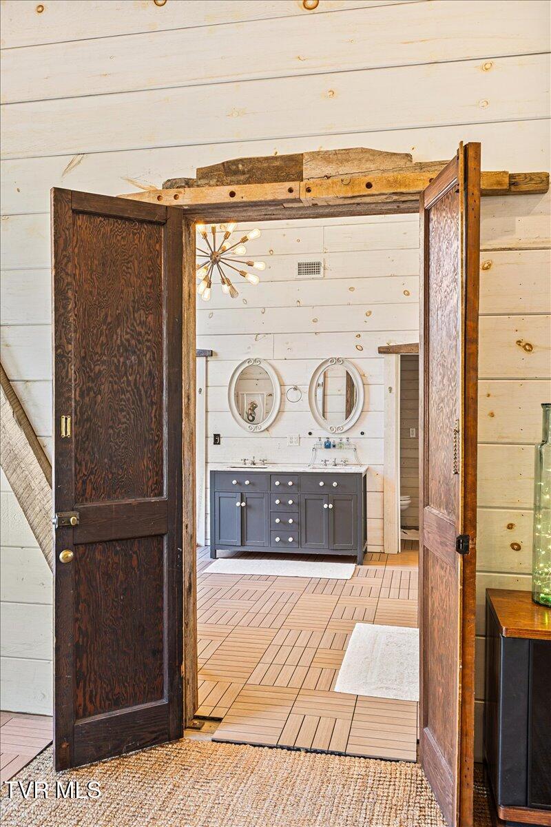 Johnson City, Tennessee, 37604, United States, 5 Bedrooms Bedrooms, ,6 BathroomsBathrooms,Residential,Active,2013176