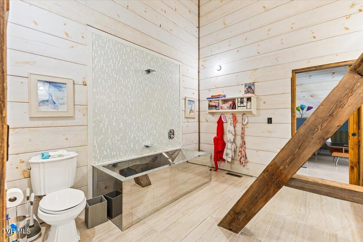 Johnson City, Tennessee, 37604, United States, 5 Bedrooms Bedrooms, ,6 BathroomsBathrooms,Residential,Active,2013176