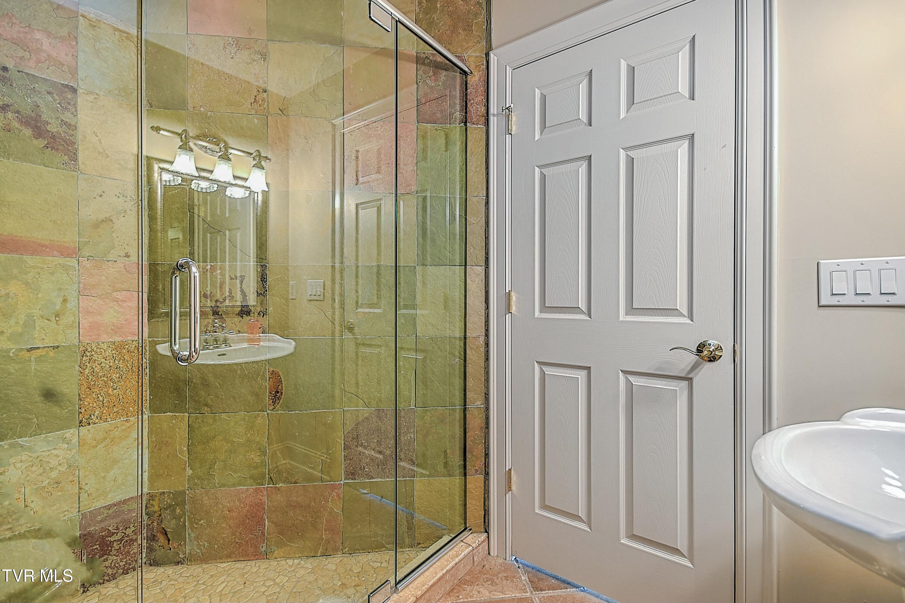 Johnson City, Tennessee, 37615, United States, ,6 BathroomsBathrooms,Residential,Active,1773218