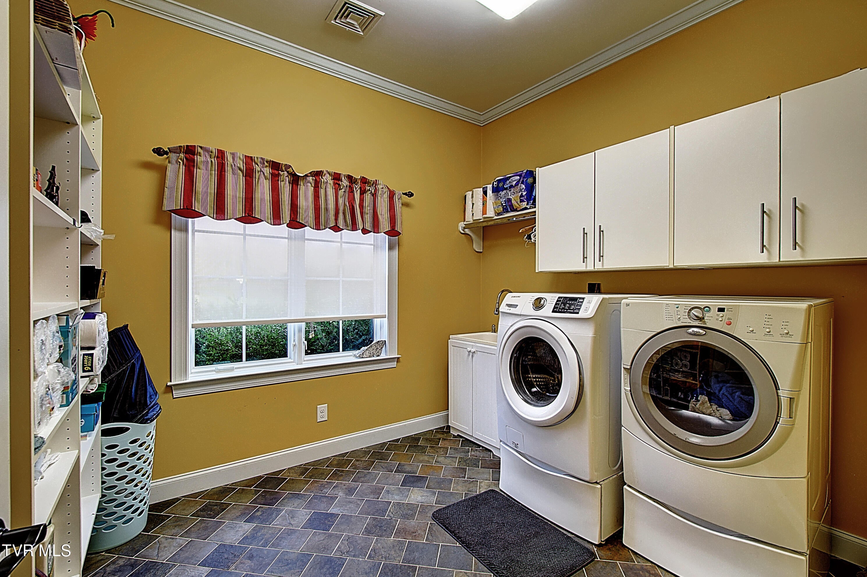 Greeneville, Tennessee, 37745, United States, 6 Bedrooms Bedrooms, ,8 BathroomsBathrooms,Residential,Active,1769938