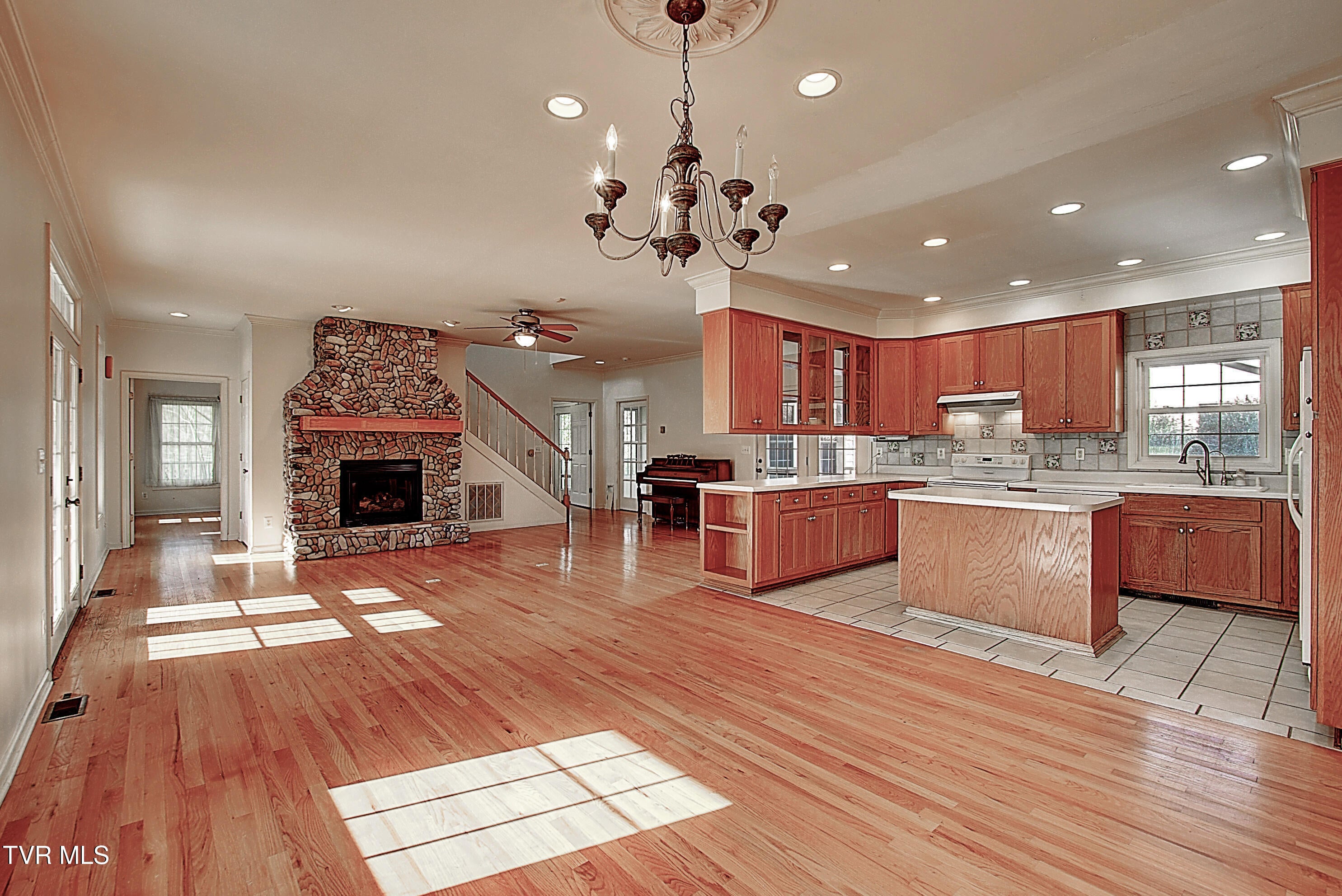 Johnson City, Tennessee, 37601, United States, 4 Bedrooms Bedrooms, ,3 BathroomsBathrooms,Residential,Active,1999331