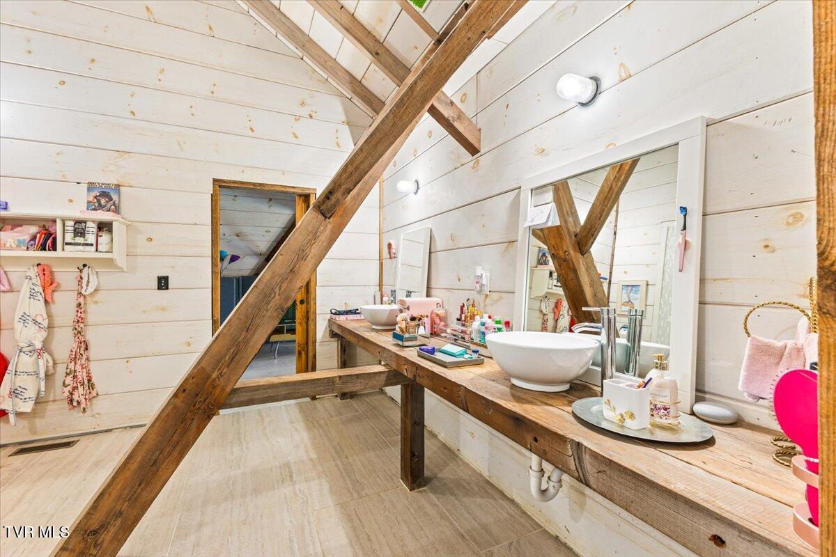 Johnson City, Tennessee, 37604, United States, 5 Bedrooms Bedrooms, ,6 BathroomsBathrooms,Residential,Active,2013176