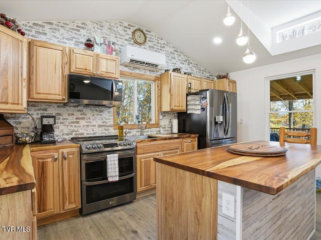 New Tazewell, Tennessee, 37825, United States, 2 Bedrooms Bedrooms, ,2 BathroomsBathrooms,Residential,Active,2007647