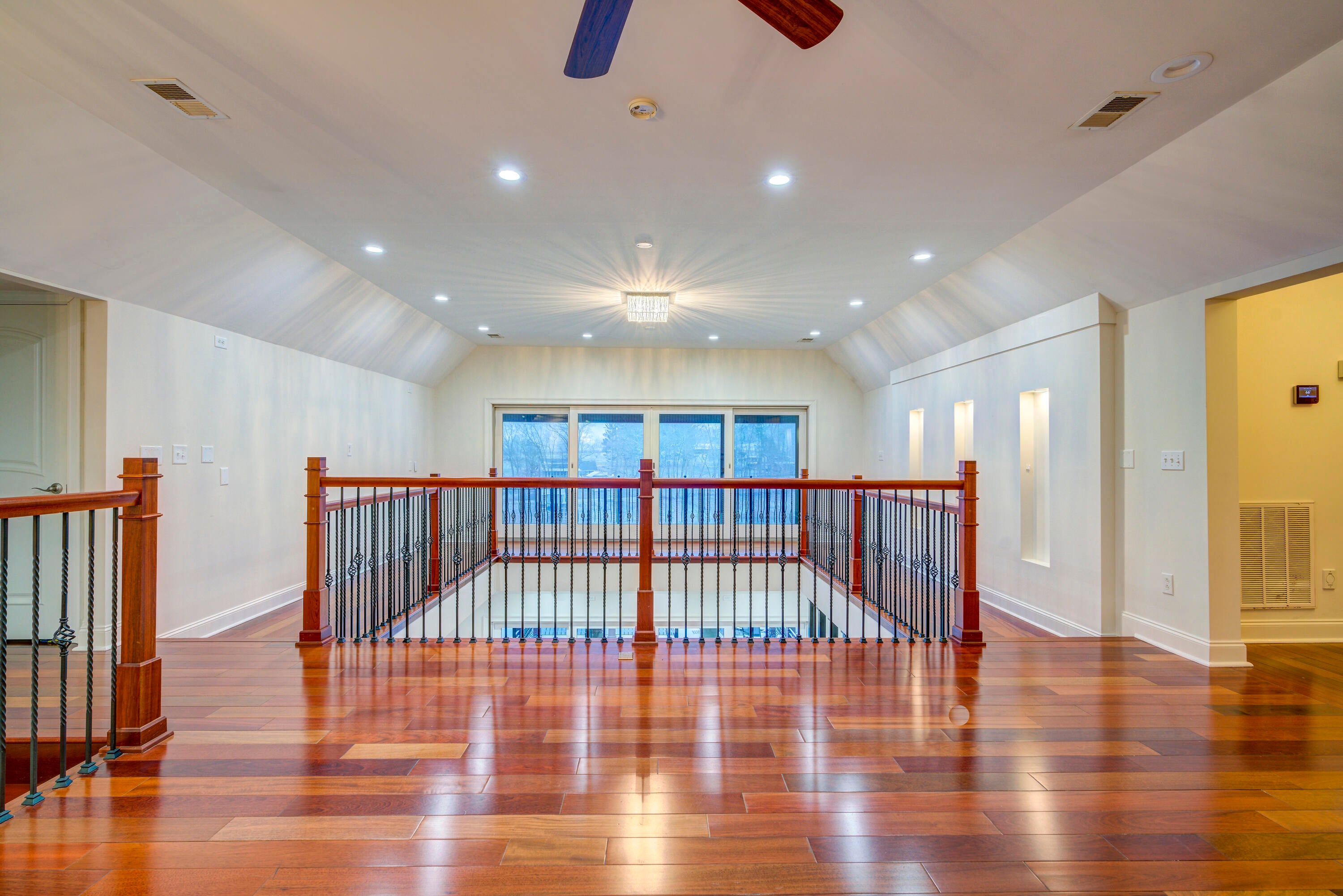 Johnson City, Tennessee, 37601, United States, ,11 BathroomsBathrooms,Residential,Active,1769538