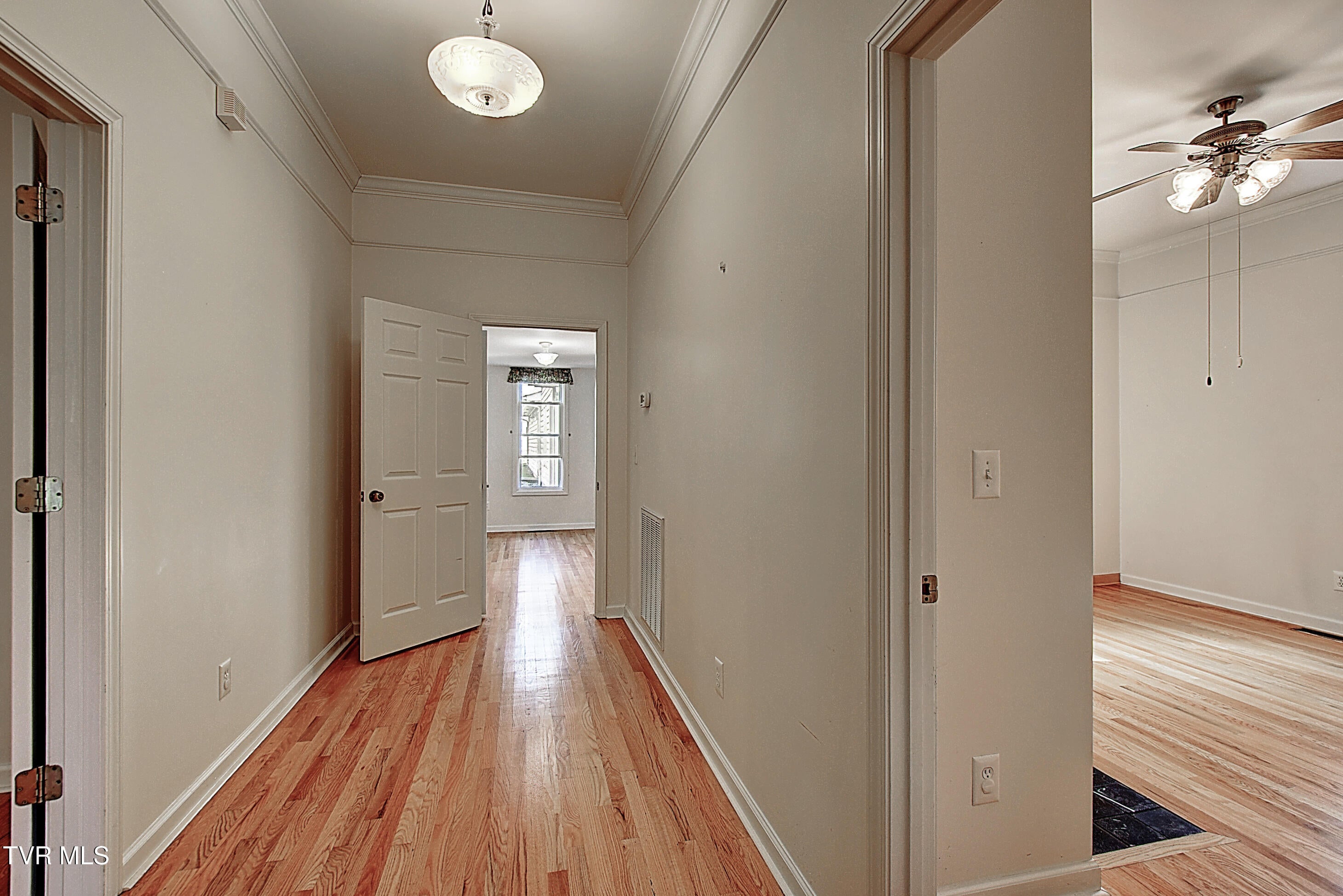 Johnson City, Tennessee, 37601, United States, 4 Bedrooms Bedrooms, ,3 BathroomsBathrooms,Residential,Active,1999331