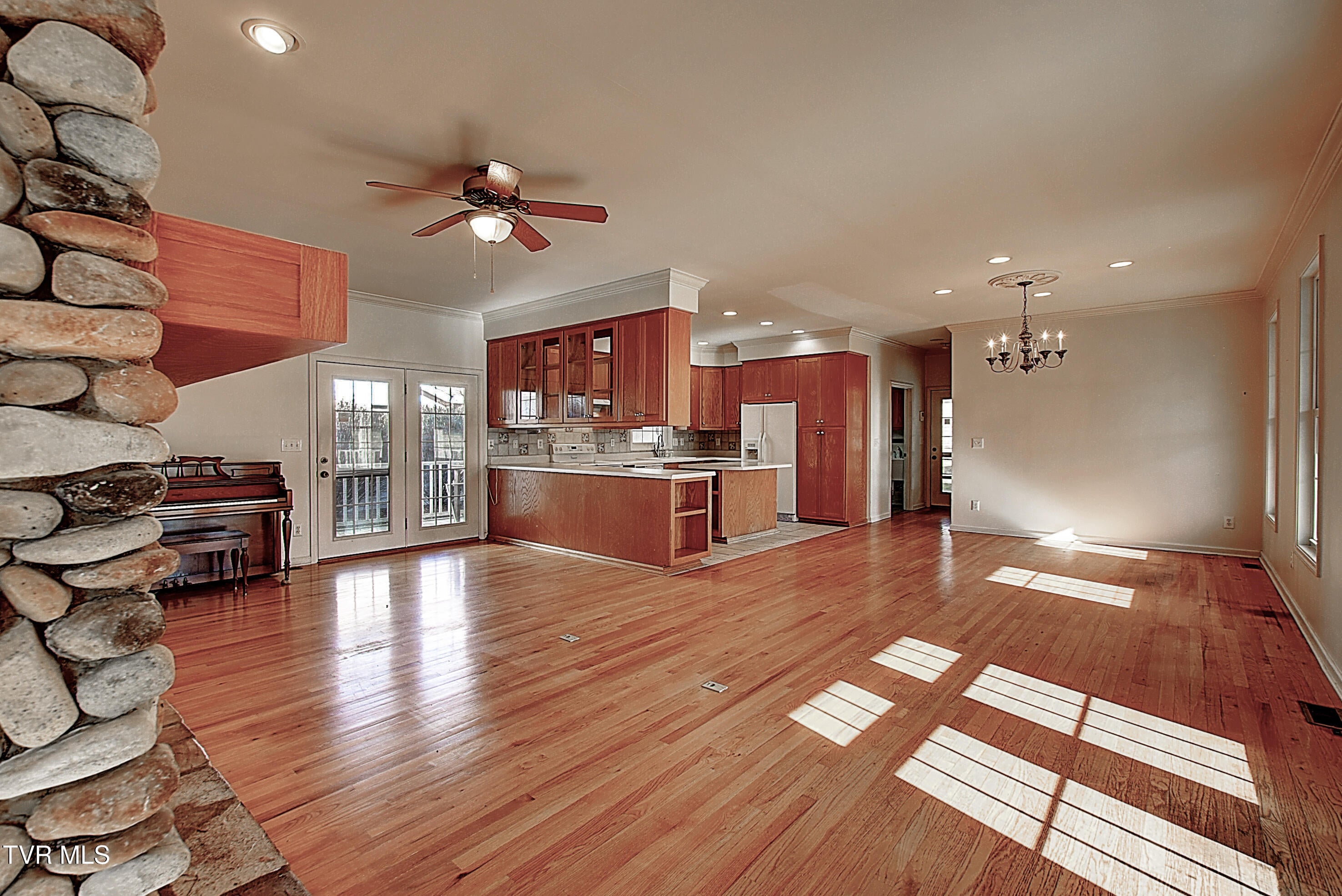 Johnson City, Tennessee, 37601, United States, 4 Bedrooms Bedrooms, ,3 BathroomsBathrooms,Residential,Active,1999331