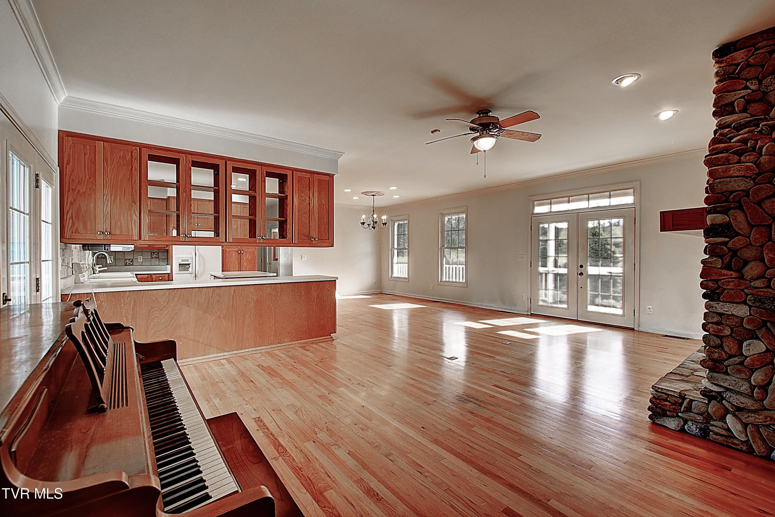 Johnson City, Tennessee, 37601, United States, 4 Bedrooms Bedrooms, ,3 BathroomsBathrooms,Residential,Active,1999331