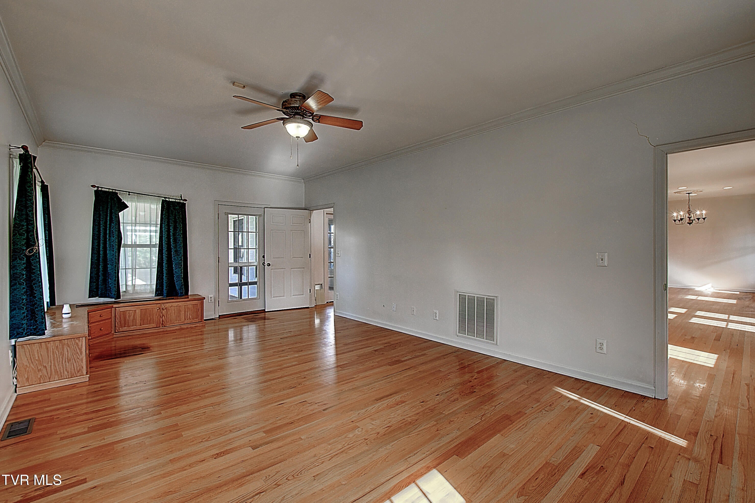 Johnson City, Tennessee, 37601, United States, 4 Bedrooms Bedrooms, ,3 BathroomsBathrooms,Residential,Active,1999331