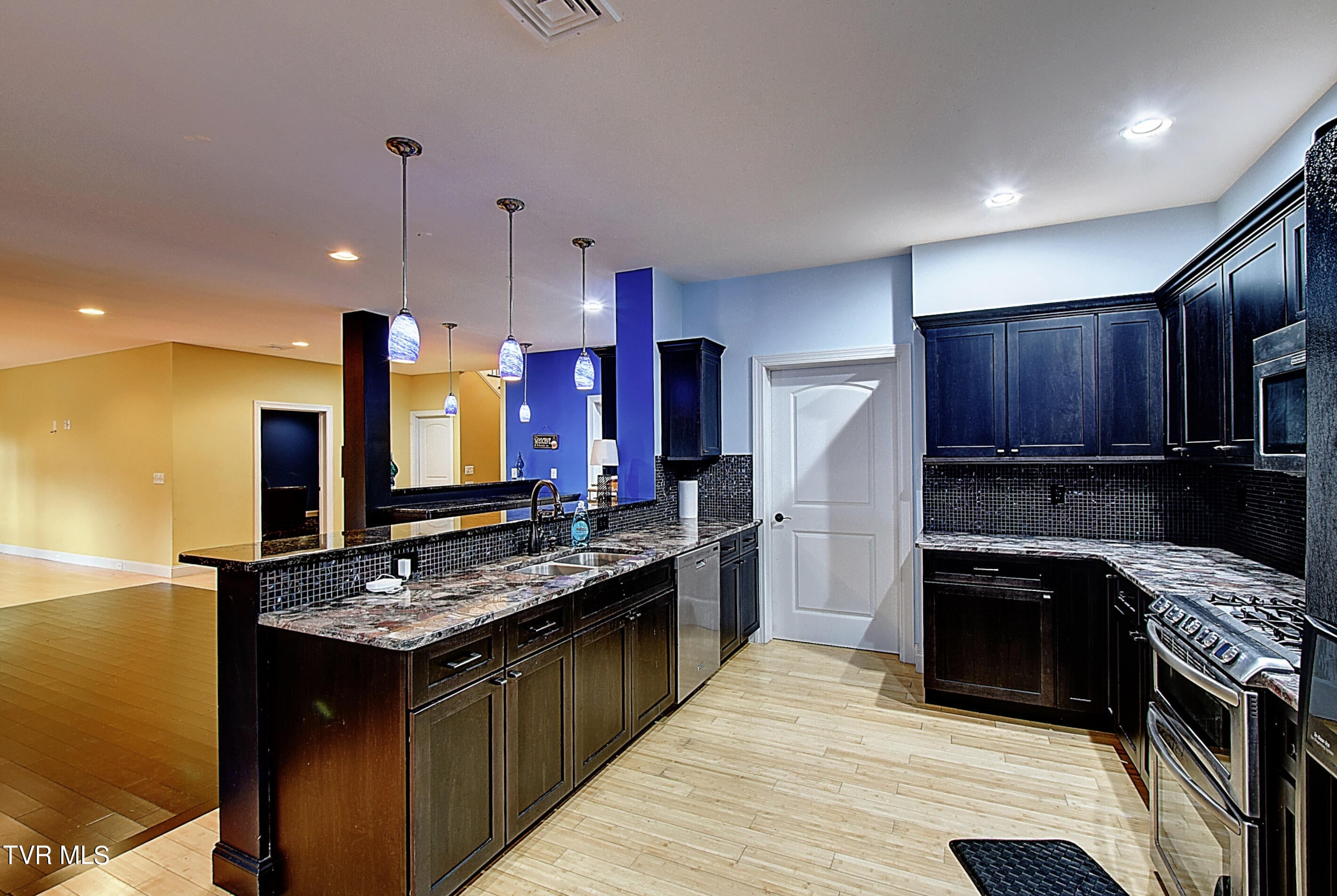 Greeneville, Tennessee, 37745, United States, 6 Bedrooms Bedrooms, ,8 BathroomsBathrooms,Residential,Active,1769938