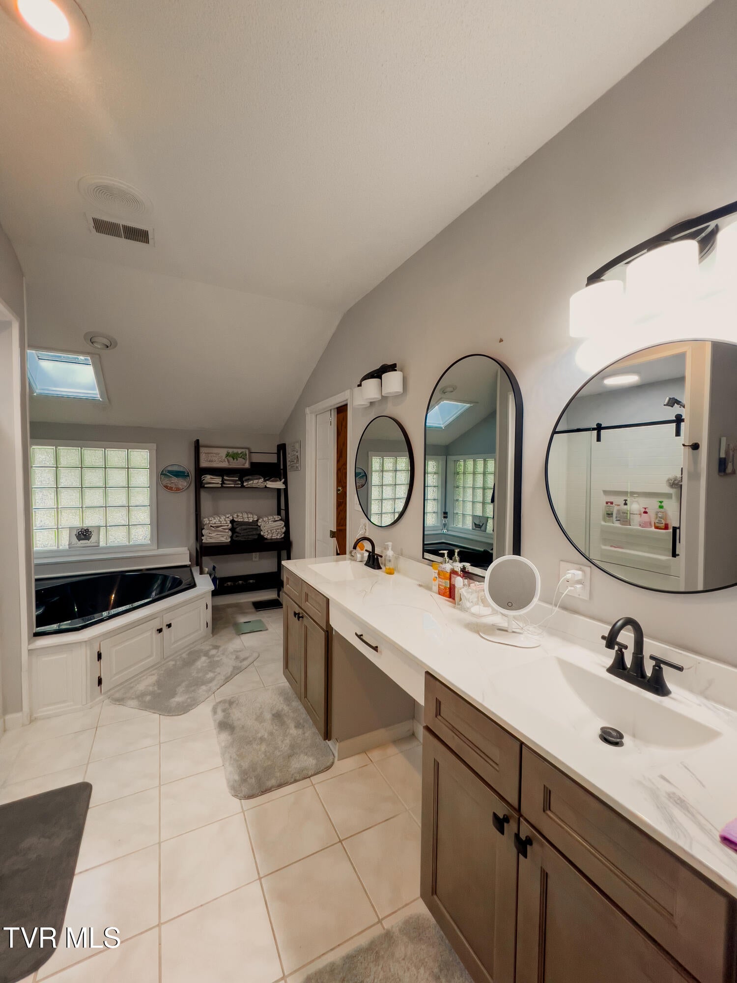 Unicoi, Tennessee, 37692, United States, 3 Bedrooms Bedrooms, ,4 BathroomsBathrooms,Residential,Active,1936616