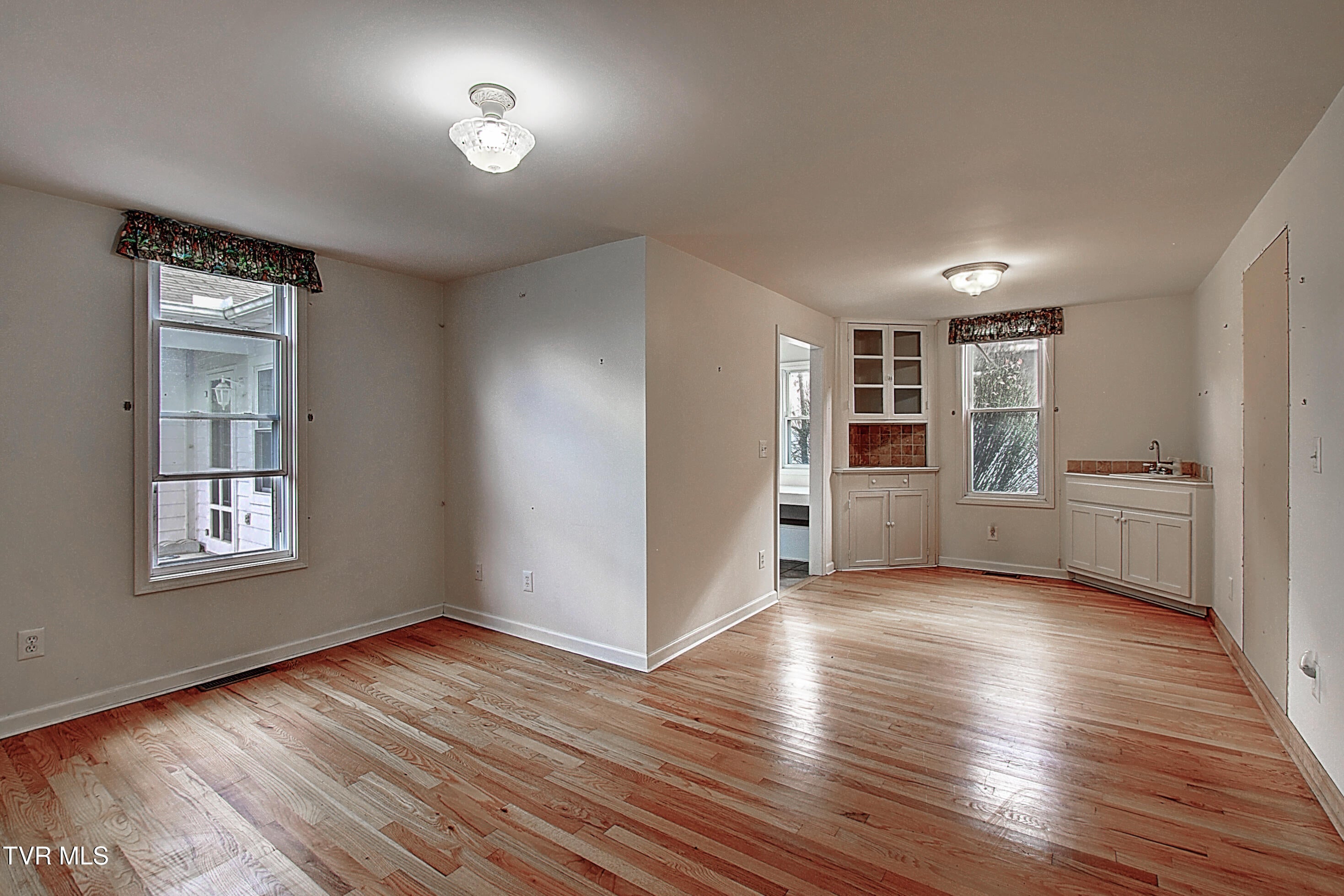 Johnson City, Tennessee, 37601, United States, 4 Bedrooms Bedrooms, ,3 BathroomsBathrooms,Residential,Active,1999331