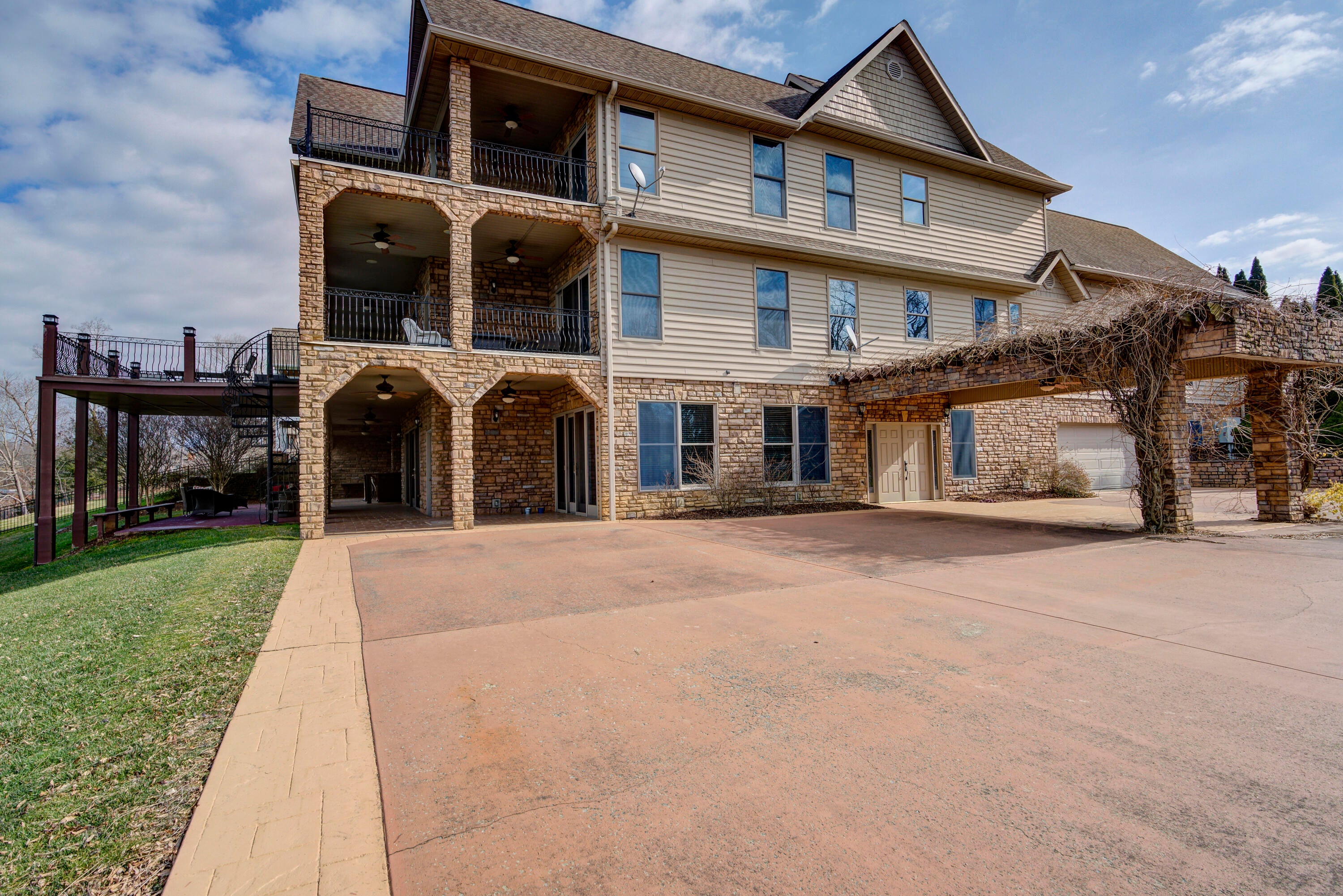 Johnson City, Tennessee, 37601, United States, ,11 BathroomsBathrooms,Residential,Active,1769538