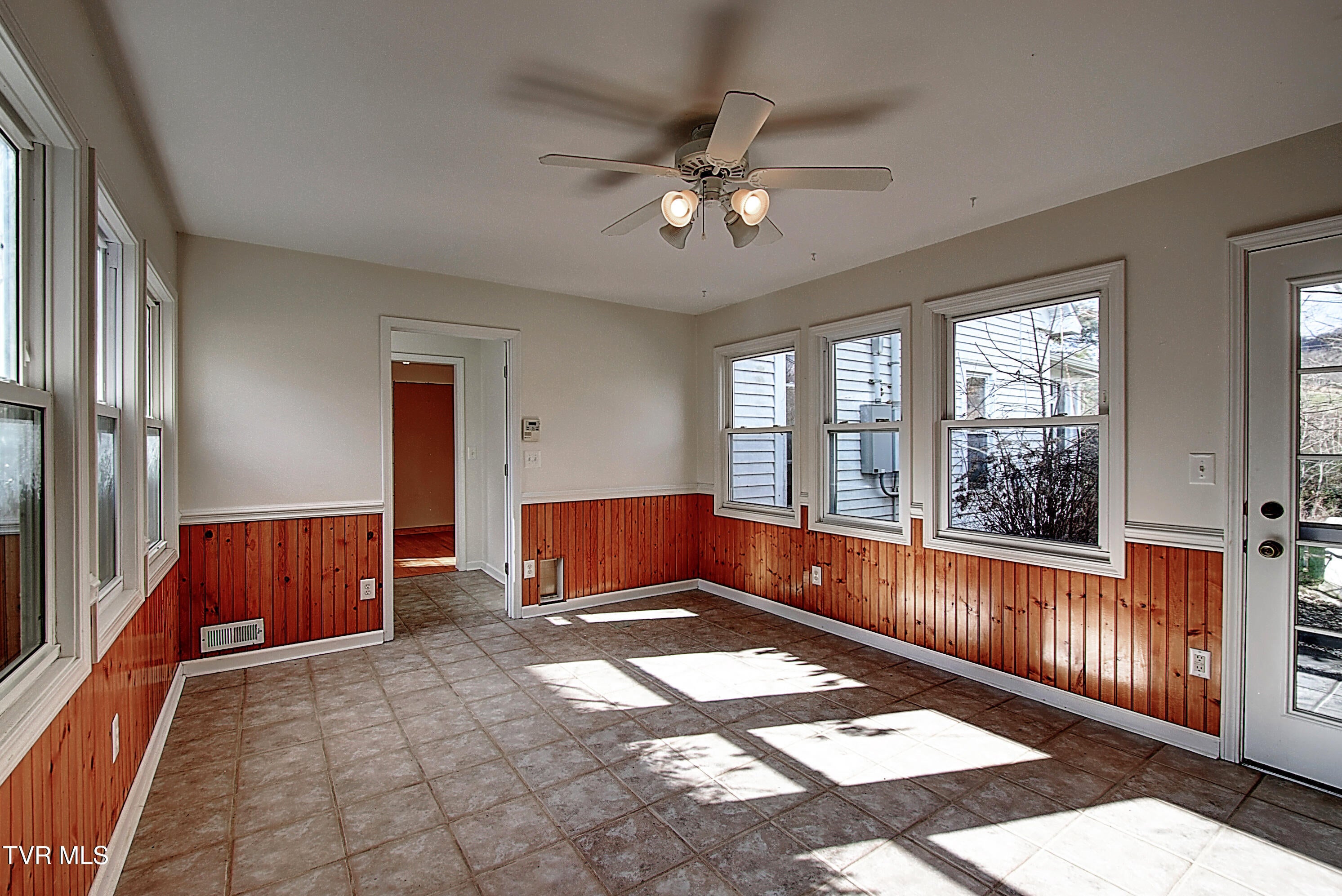 Johnson City, Tennessee, 37601, United States, 4 Bedrooms Bedrooms, ,3 BathroomsBathrooms,Residential,Active,1999331