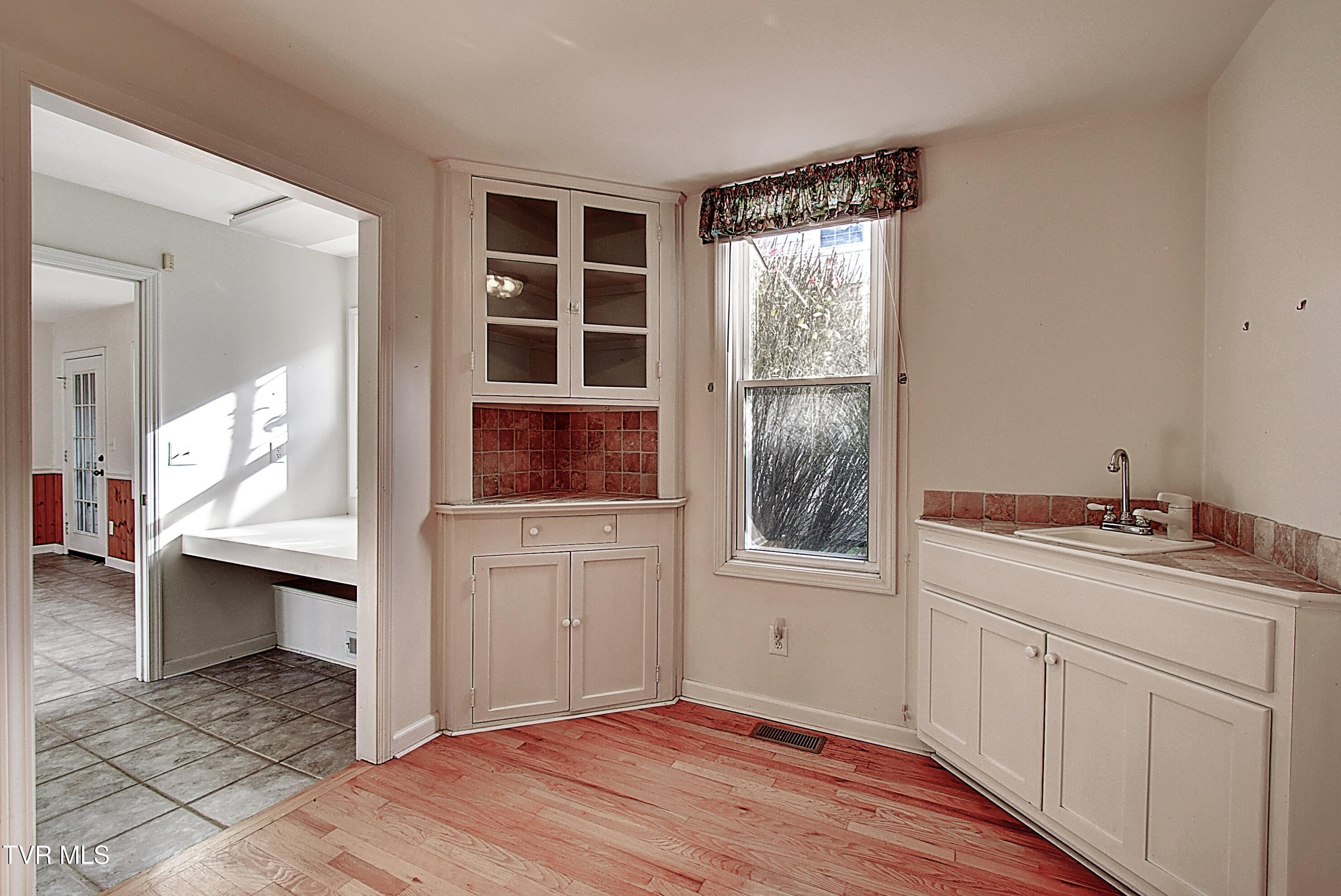 Johnson City, Tennessee, 37601, United States, 4 Bedrooms Bedrooms, ,3 BathroomsBathrooms,Residential,Active,1999331