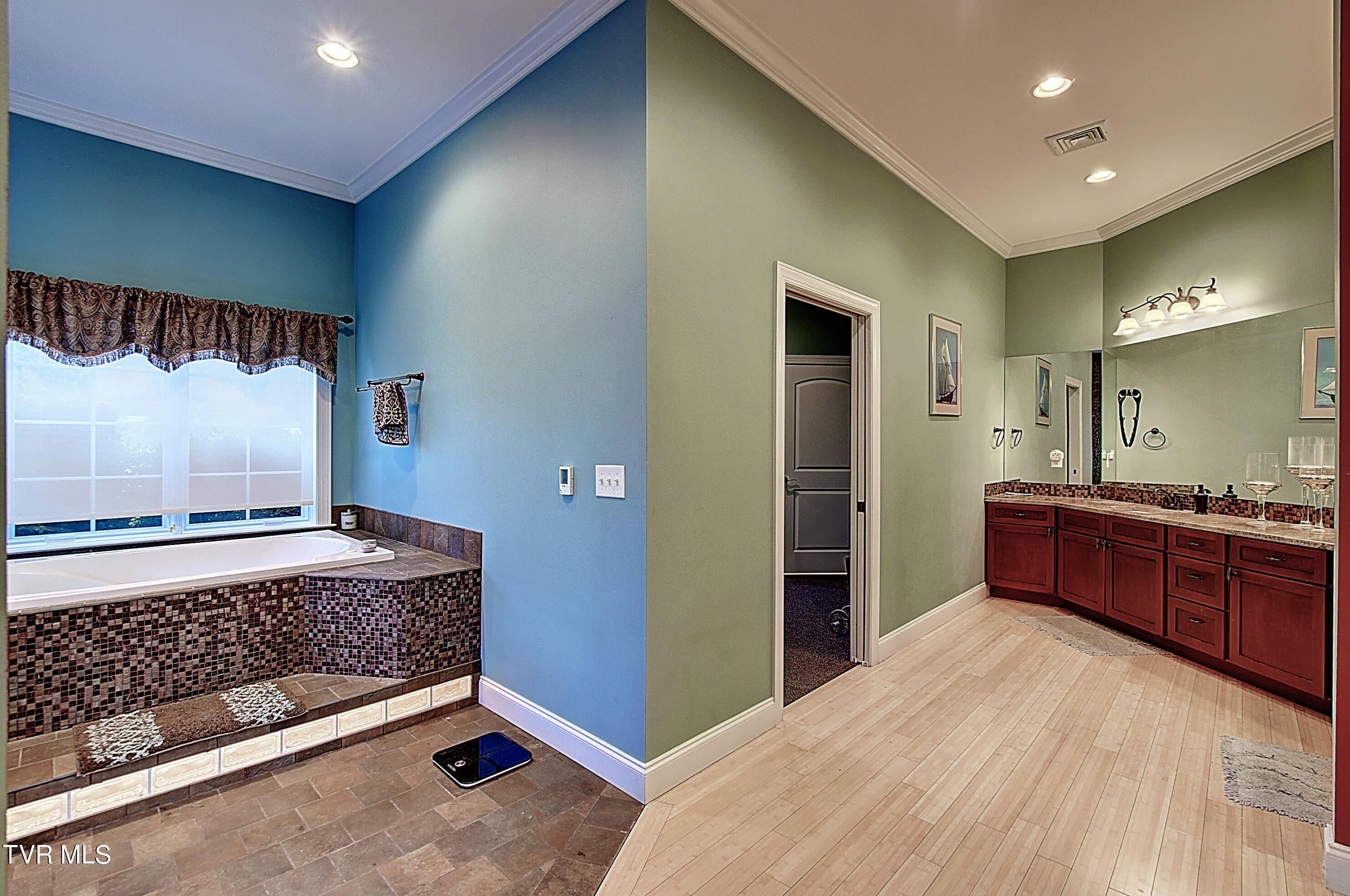 Greeneville, Tennessee, 37745, United States, 6 Bedrooms Bedrooms, ,8 BathroomsBathrooms,Residential,Active,1769938