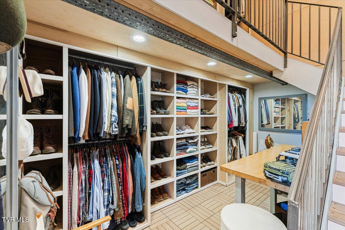 Johnson City, Tennessee, 37604, United States, 5 Bedrooms Bedrooms, ,6 BathroomsBathrooms,Residential,Active,2013176