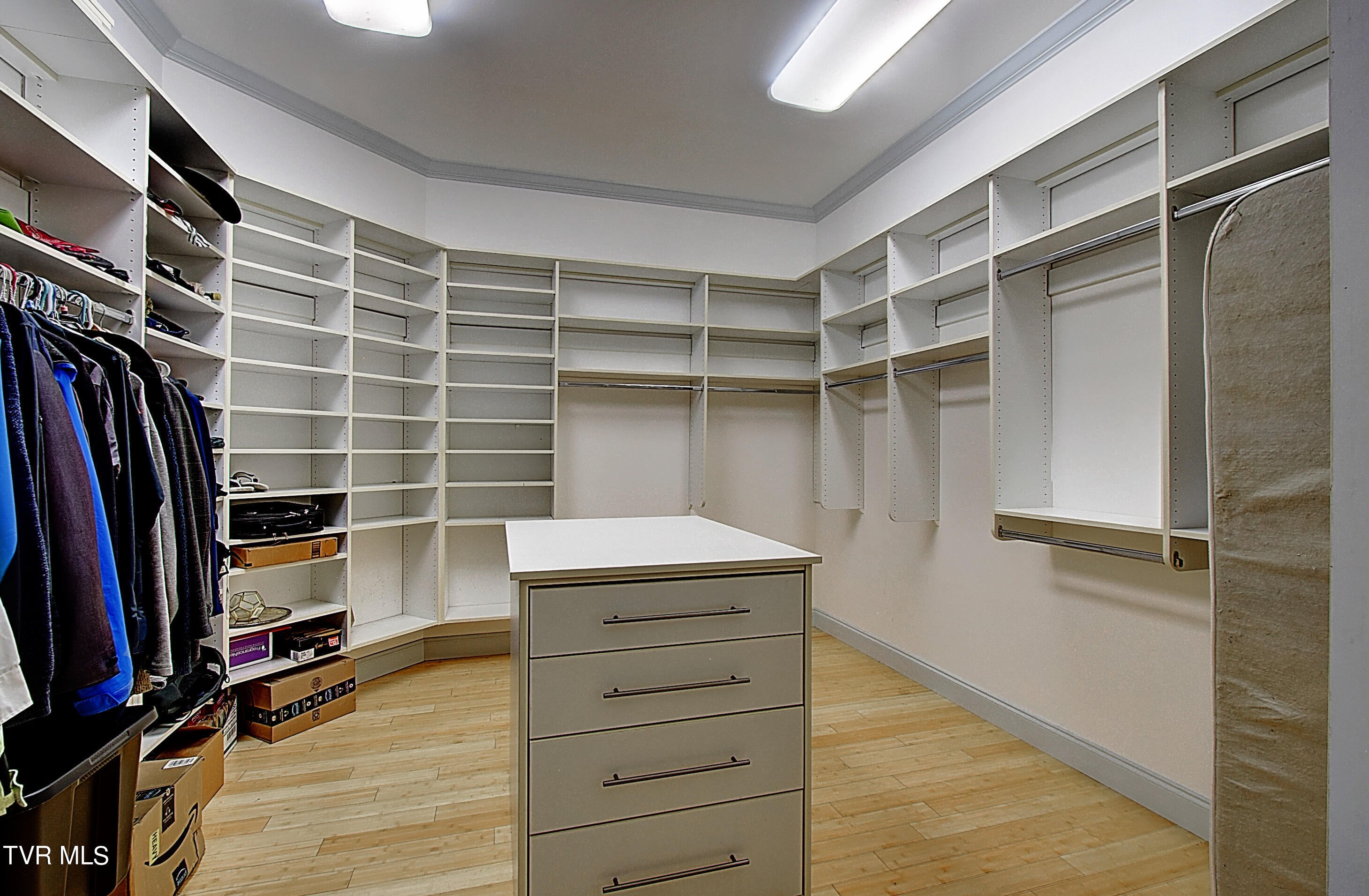 Greeneville, Tennessee, 37745, United States, 6 Bedrooms Bedrooms, ,8 BathroomsBathrooms,Residential,Active,1769938