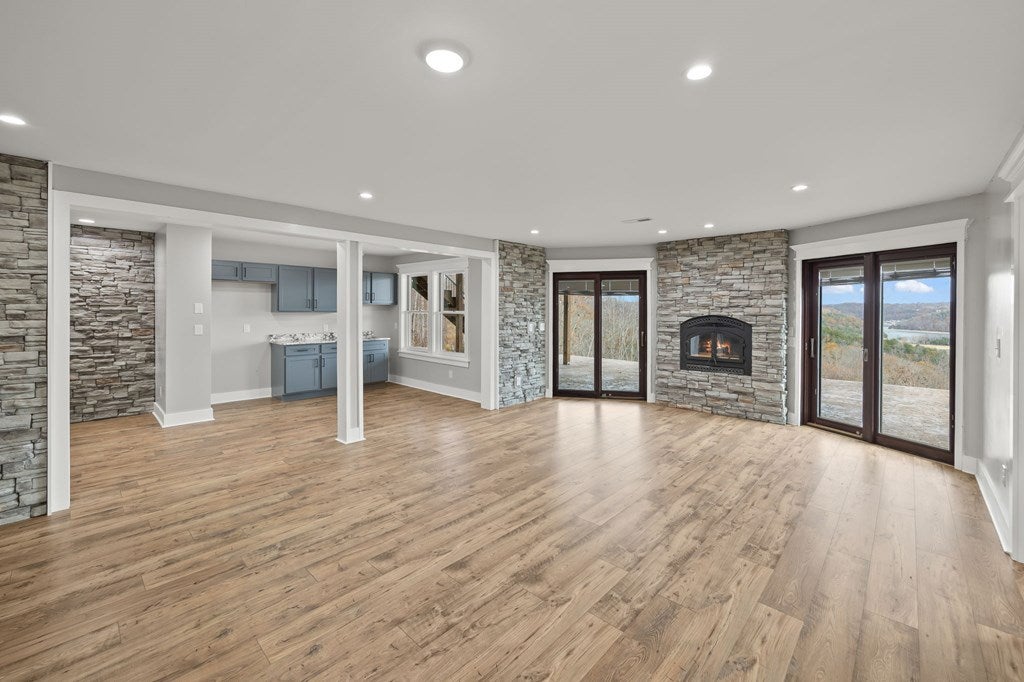 Byrdstown, Tennessee, 38549, United States, 5 Bedrooms Bedrooms, ,5 BathroomsBathrooms,Residential,Active,1994961