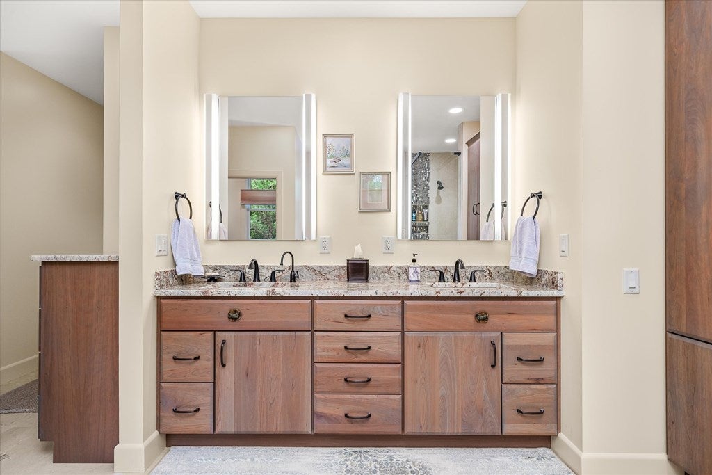 Crossville, Tennessee, 38558, United States, 4 Bedrooms Bedrooms, ,4 BathroomsBathrooms,Residential,Active,1913033