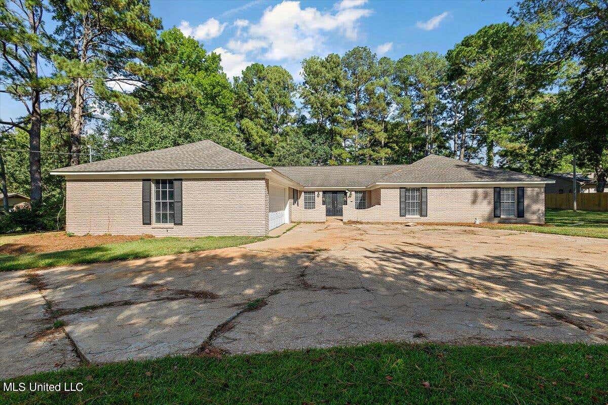 125 LAKEVIEW DR, CANTON, MS 39046, photo 1 of 32