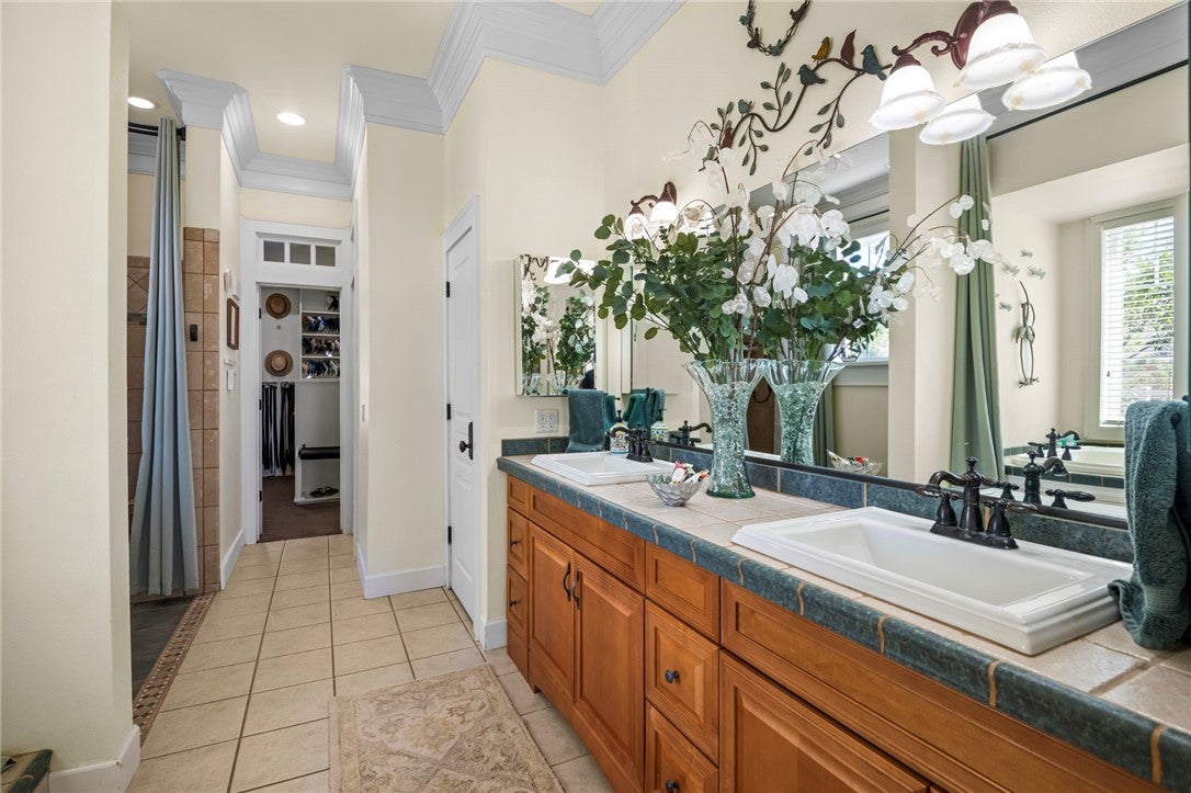 Kingman, Arizona, 86409, United States, 5 Bedrooms Bedrooms, ,5 BathroomsBathrooms,Residential,Active,1946324