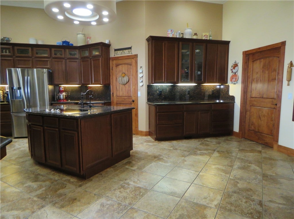 Kingman, Arizona, 86401, United States, 5 Bedrooms Bedrooms, ,5 BathroomsBathrooms,Residential,Active,1945052