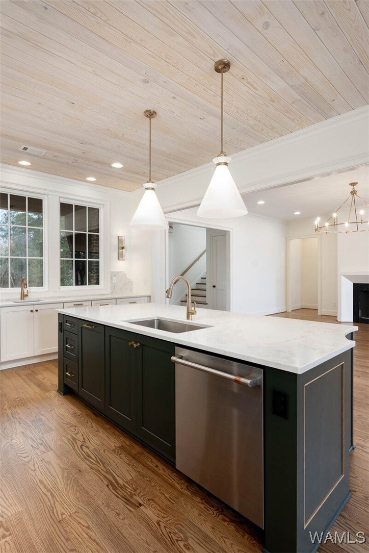 Northport, Alabama, 35475, United States, 4 Bedrooms Bedrooms, ,5 BathroomsBathrooms,Residential,Active,2015450