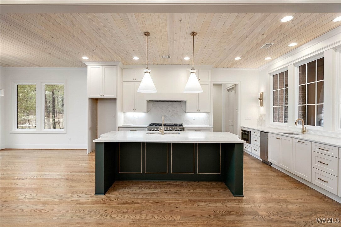 Northport, Alabama, 35475, United States, 4 Bedrooms Bedrooms, ,5 BathroomsBathrooms,Residential,Active,2015450