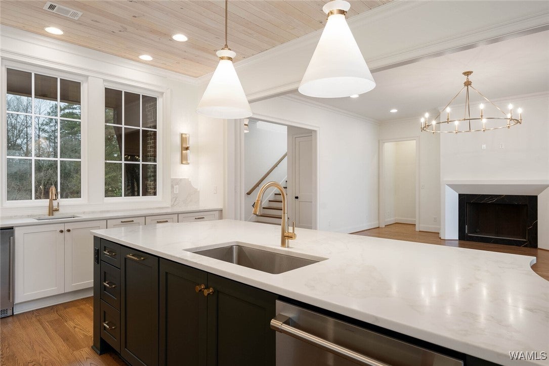 Northport, Alabama, 35475, United States, 4 Bedrooms Bedrooms, ,5 BathroomsBathrooms,Residential,Active,2015450