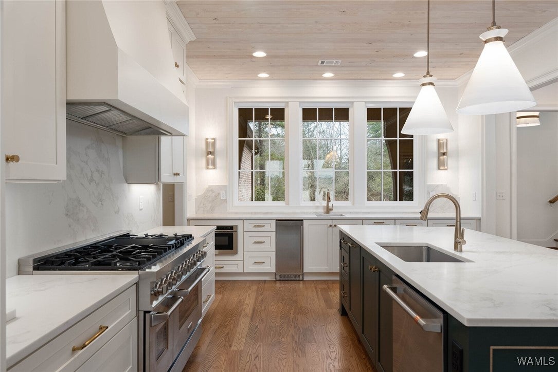 Northport, Alabama, 35475, United States, 4 Bedrooms Bedrooms, ,5 BathroomsBathrooms,Residential,Active,2015450