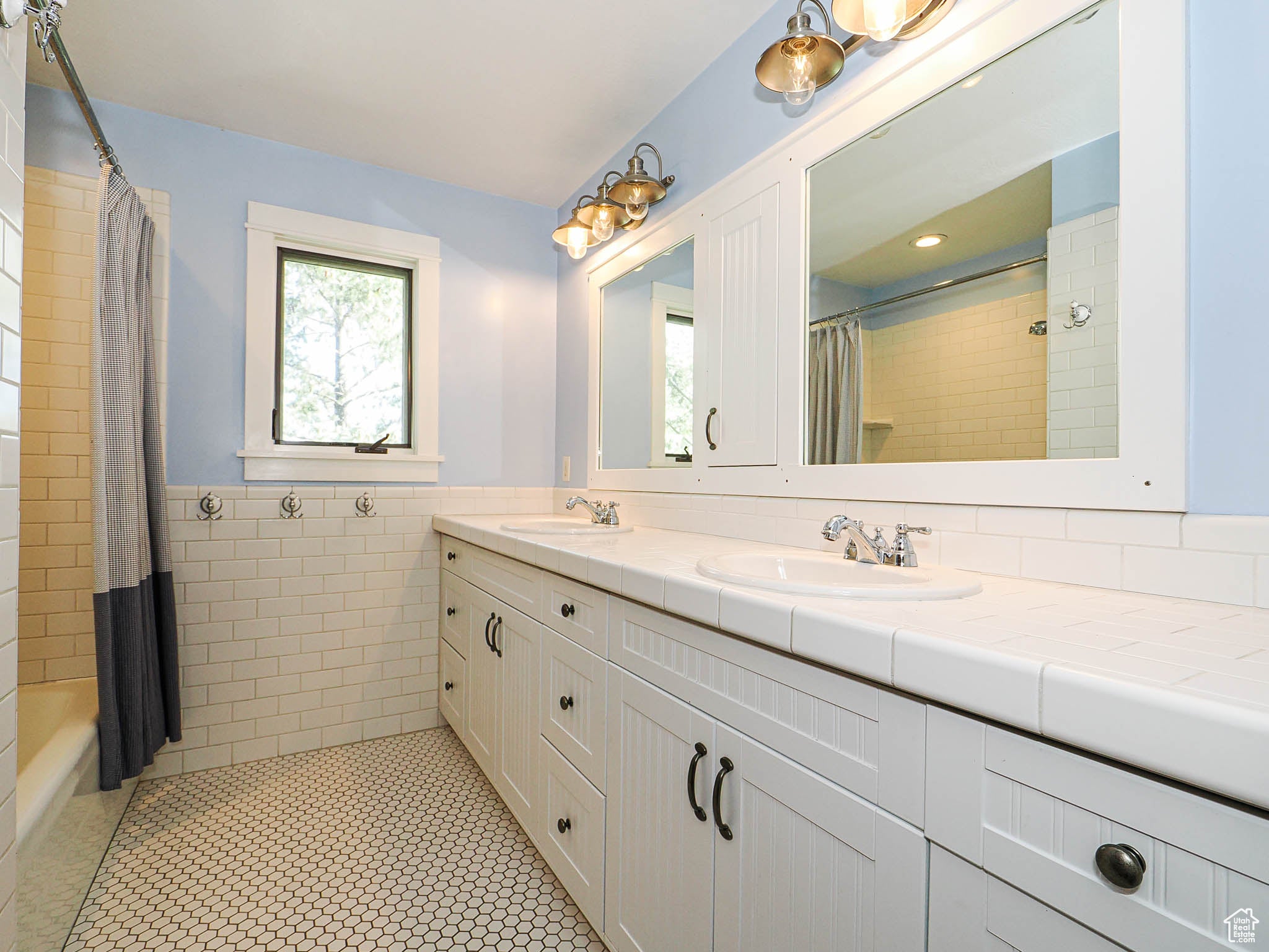 Draper, Utah, 84020, United States, 4 Bedrooms Bedrooms, ,4 BathroomsBathrooms,Residential,Pending,1824917