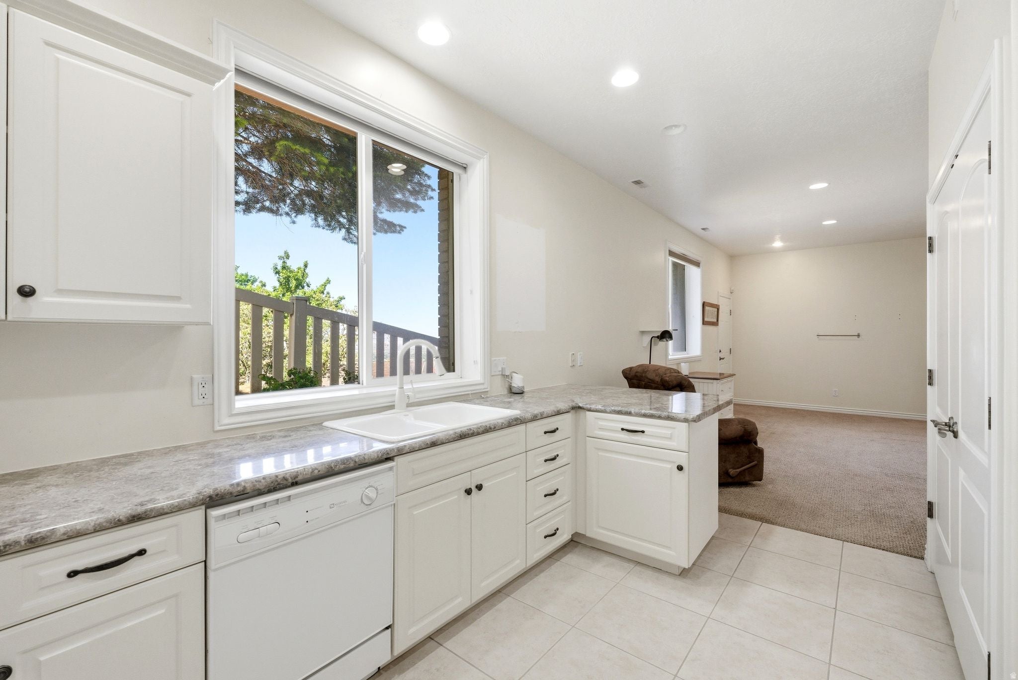 Bountiful, Utah, 84010, United States, 6 Bedrooms Bedrooms, ,6 BathroomsBathrooms,Residential,Active,2044576