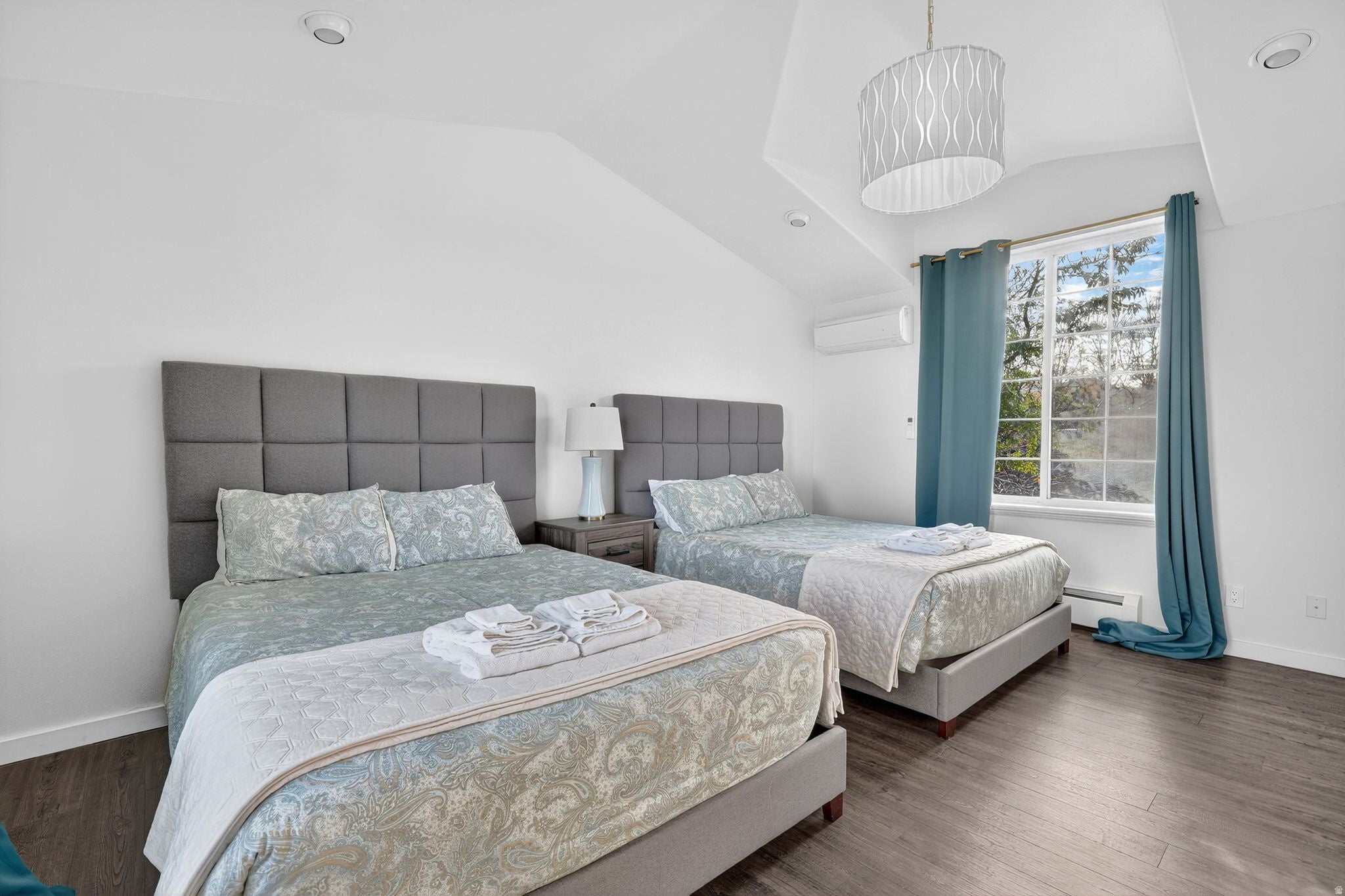 Bluffdale, Utah, 84065, United States, 10 Bedrooms Bedrooms, ,7 BathroomsBathrooms,Residential,Active,1990647