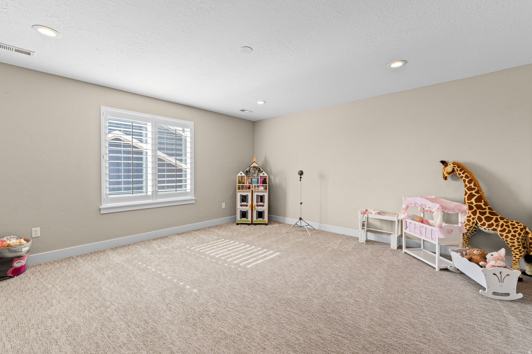 Fruit Heights, Utah, 84037, United States, 6 Bedrooms Bedrooms, ,4 BathroomsBathrooms,Residential,Contingent,2045711