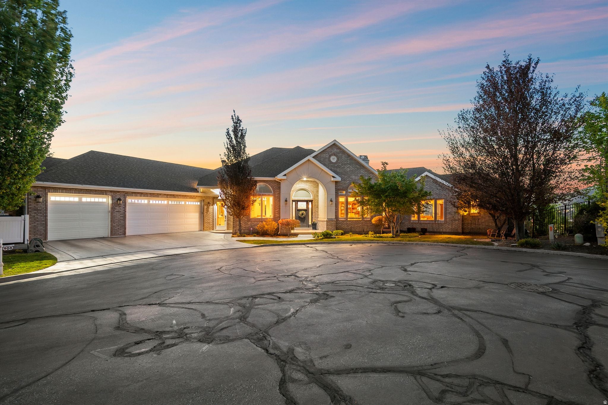 Bountiful, Utah, 84010, United States, 6 Bedrooms Bedrooms, ,6 BathroomsBathrooms,Residential,Active,2044576