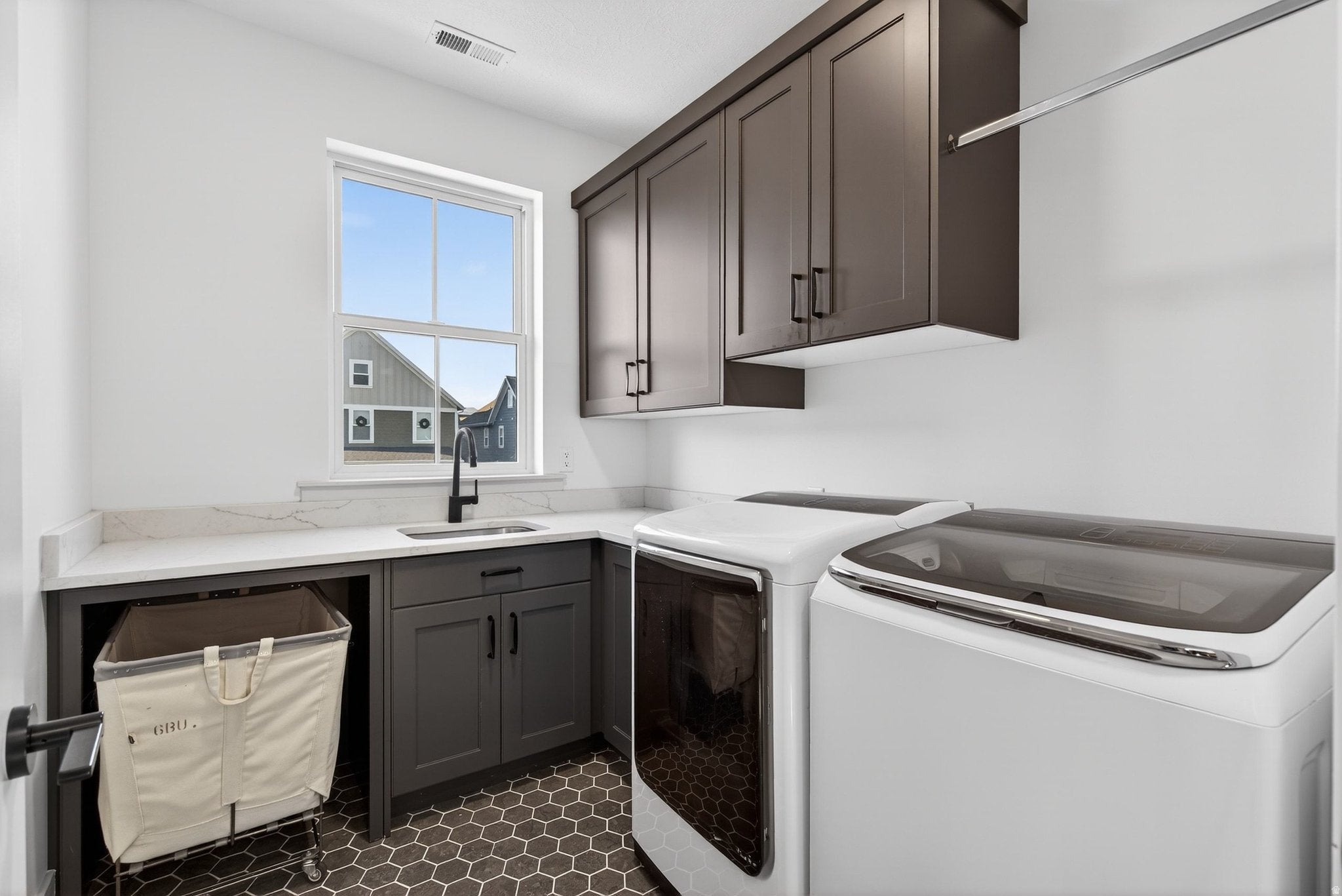 South Jordan, Utah, 84009, United States, 4 Bedrooms Bedrooms, ,4 BathroomsBathrooms,Residential,Active,2006892