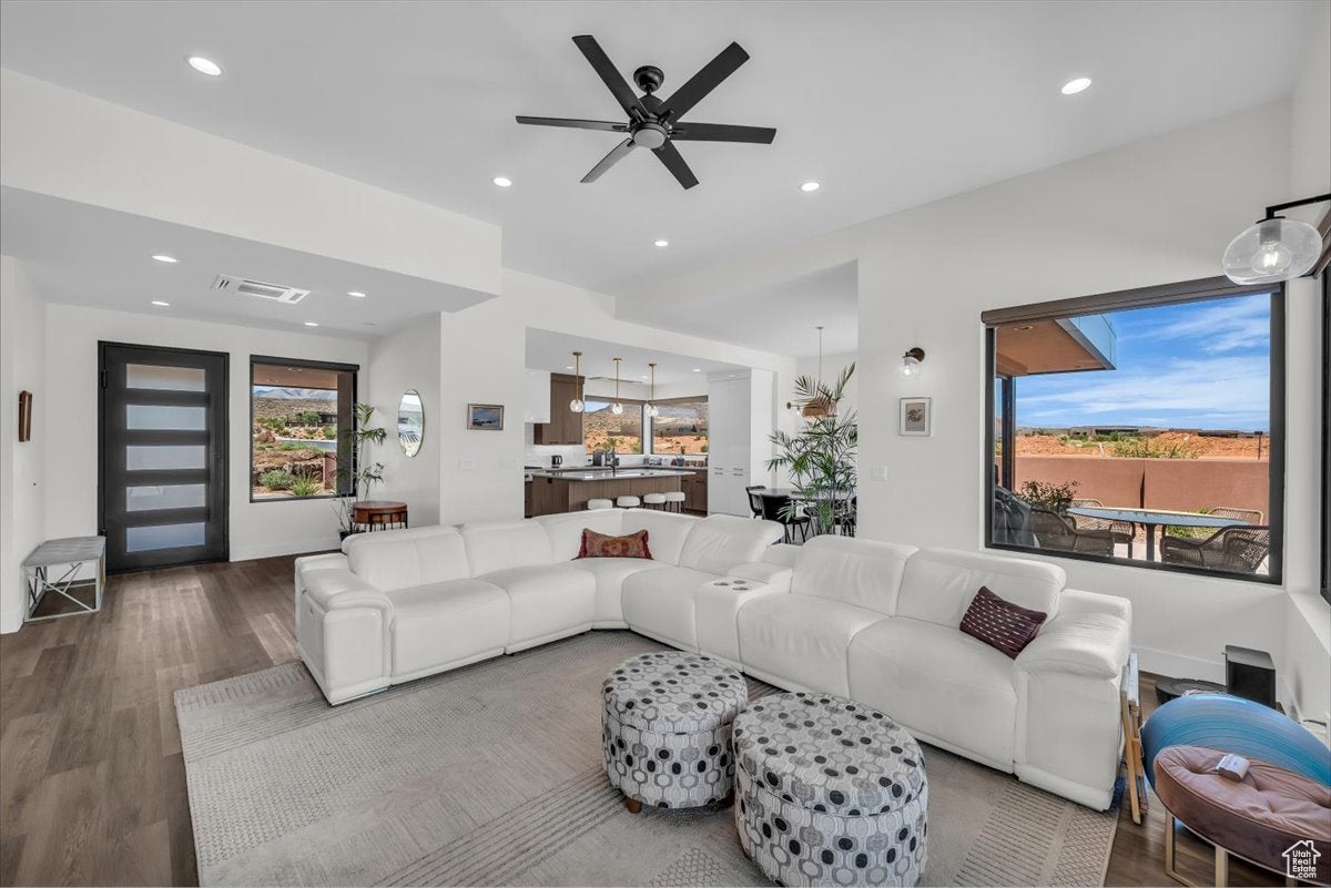 Ivins, Utah, 84738, United States, 3 Bedrooms Bedrooms, ,3 BathroomsBathrooms,Residential,Active,1929457