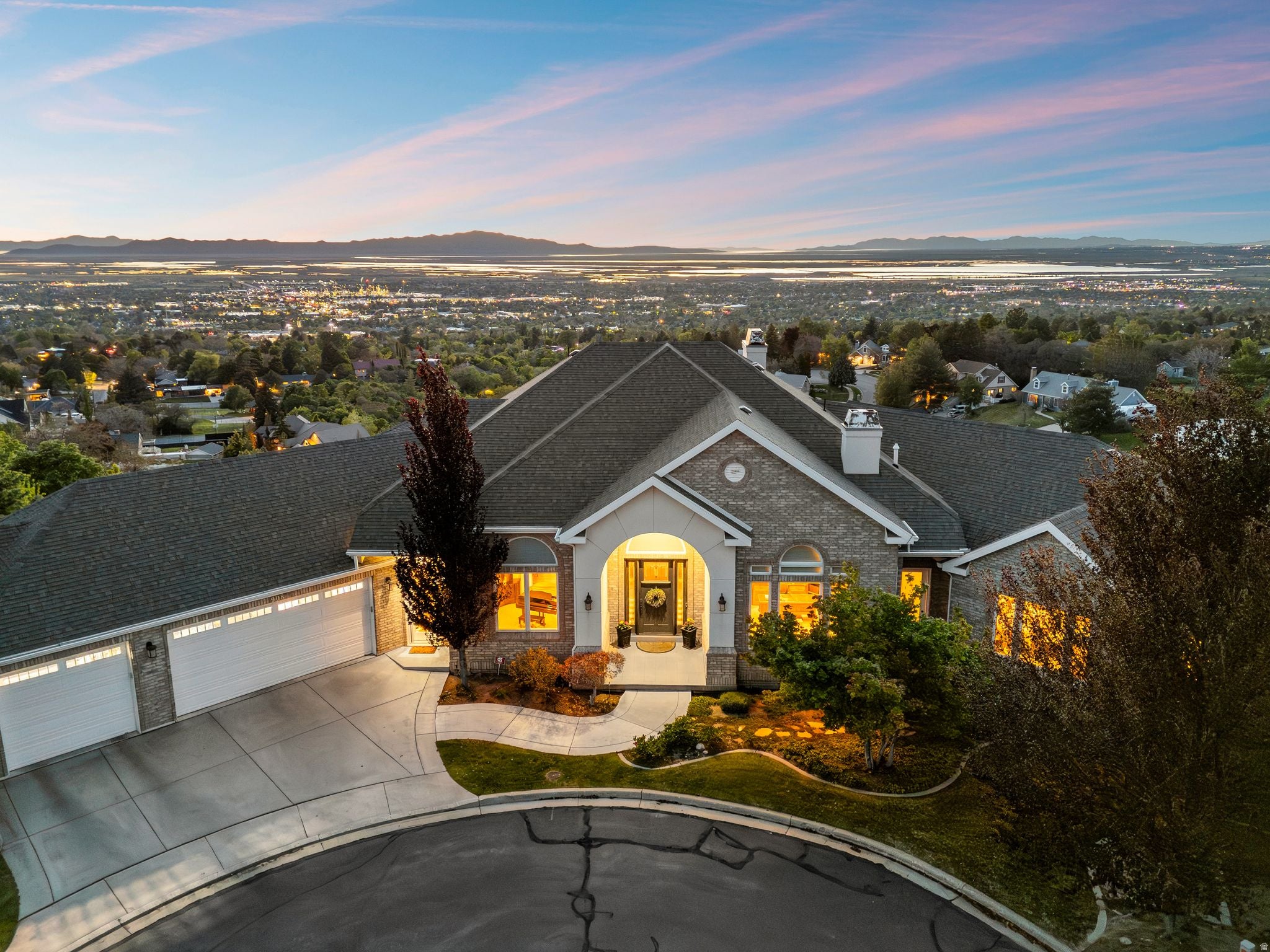 Bountiful, Utah, 84010, United States, 6 Bedrooms Bedrooms, ,6 BathroomsBathrooms,Residential,Active,2044576