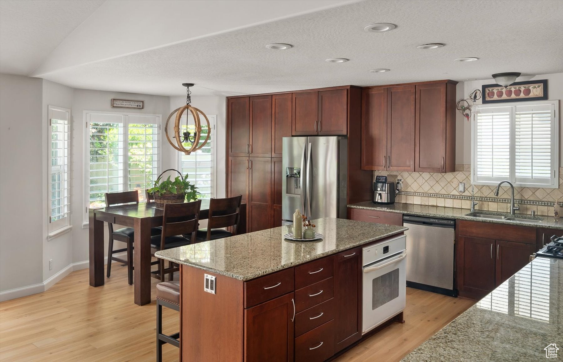 Cottonwood Heights, Utah, 84121, United States, 6 Bedrooms Bedrooms, ,3 BathroomsBathrooms,Residential,Active,1964287