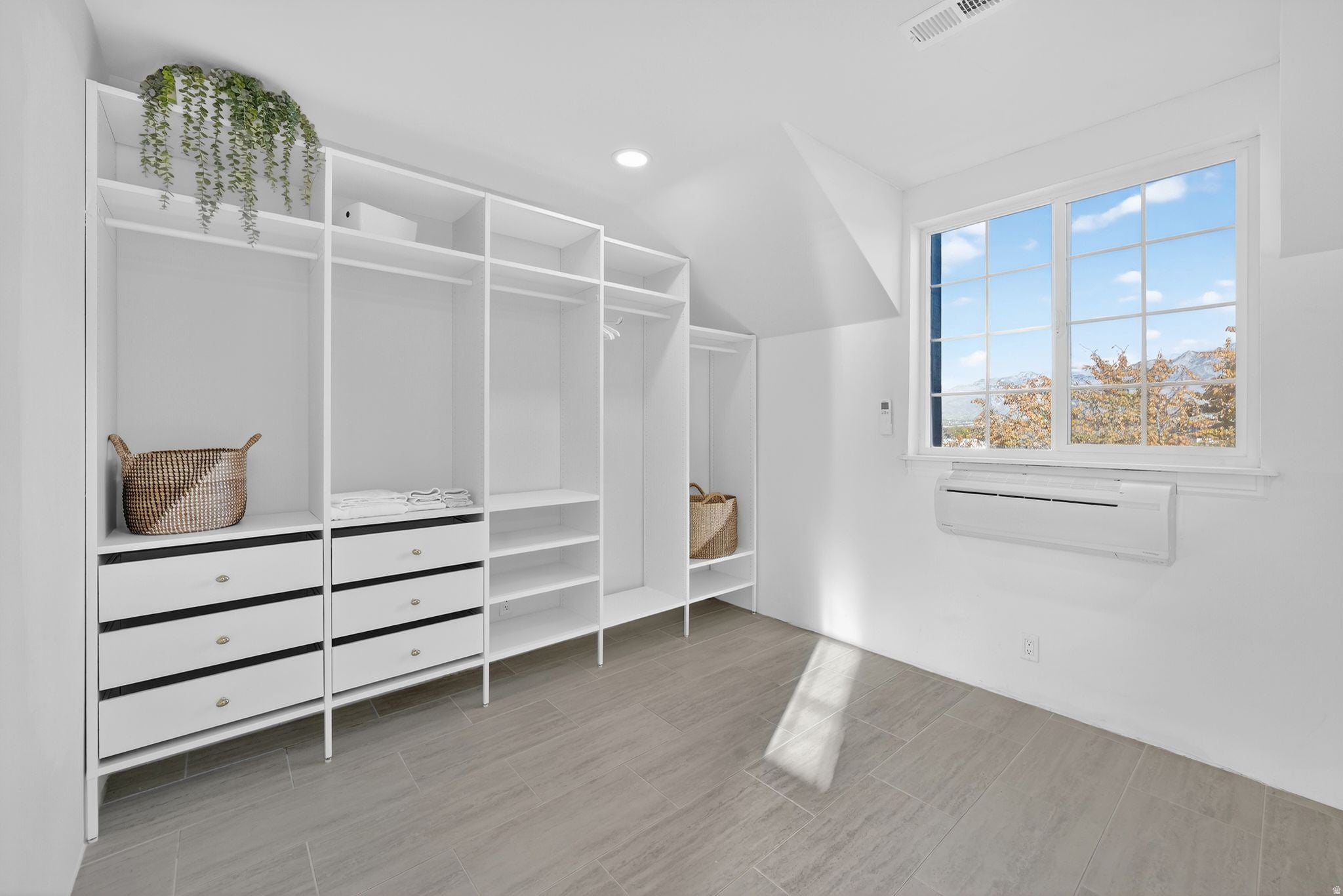 Bluffdale, Utah, 84065, United States, 10 Bedrooms Bedrooms, ,7 BathroomsBathrooms,Residential,Active,1990647