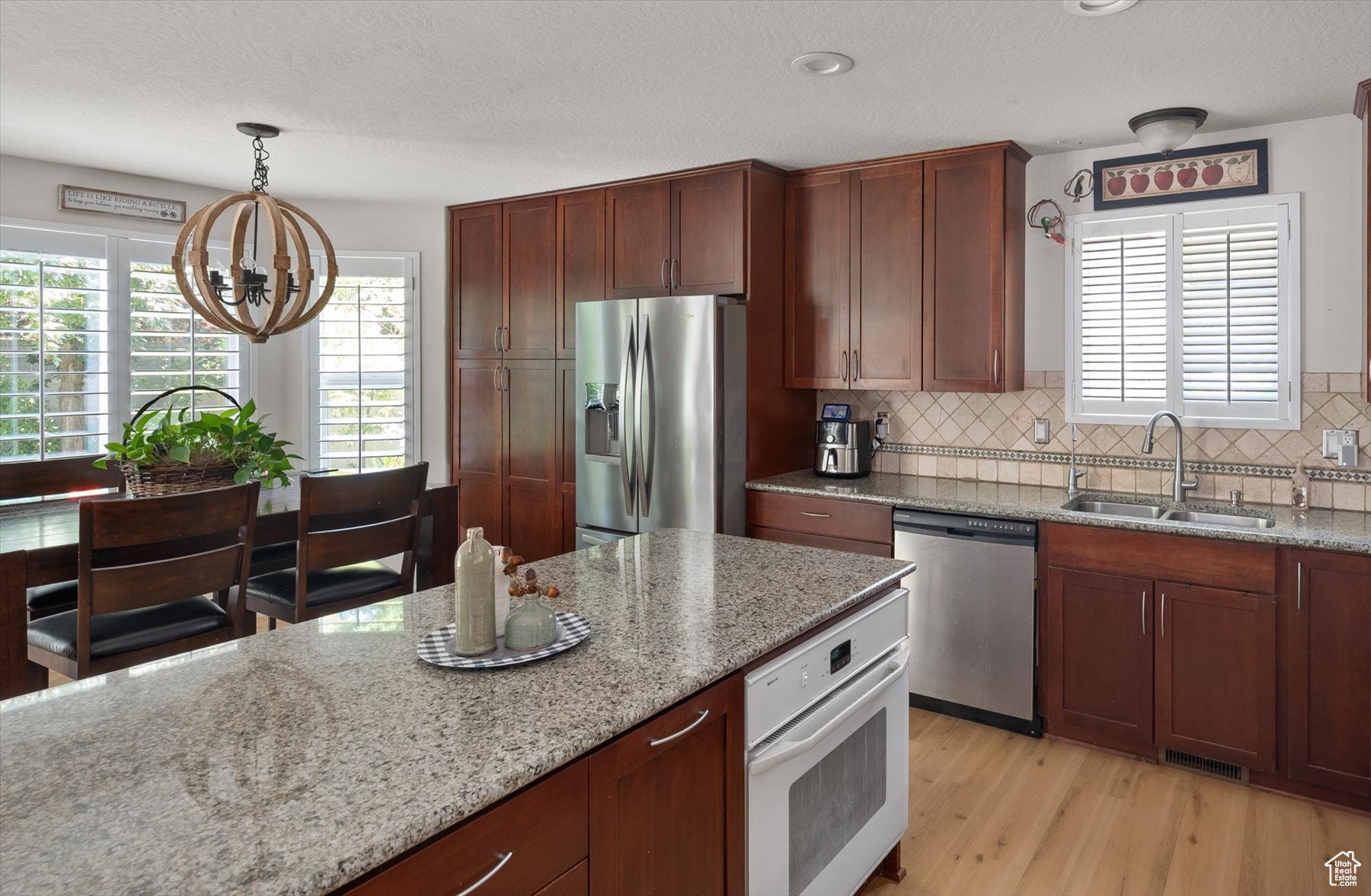 Cottonwood Heights, Utah, 84121, United States, 6 Bedrooms Bedrooms, ,3 BathroomsBathrooms,Residential,Active,1964287