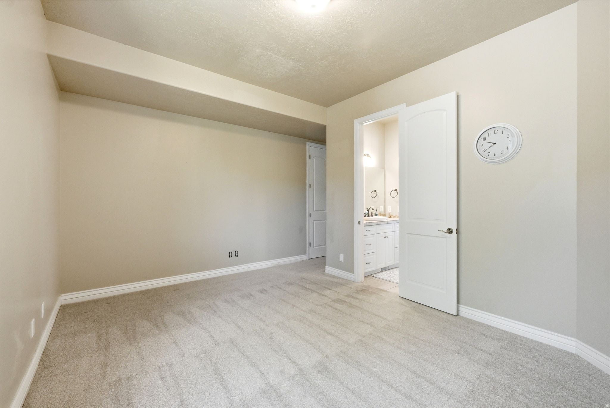 Bountiful, Utah, 84010, United States, 6 Bedrooms Bedrooms, ,6 BathroomsBathrooms,Residential,Active,2044576