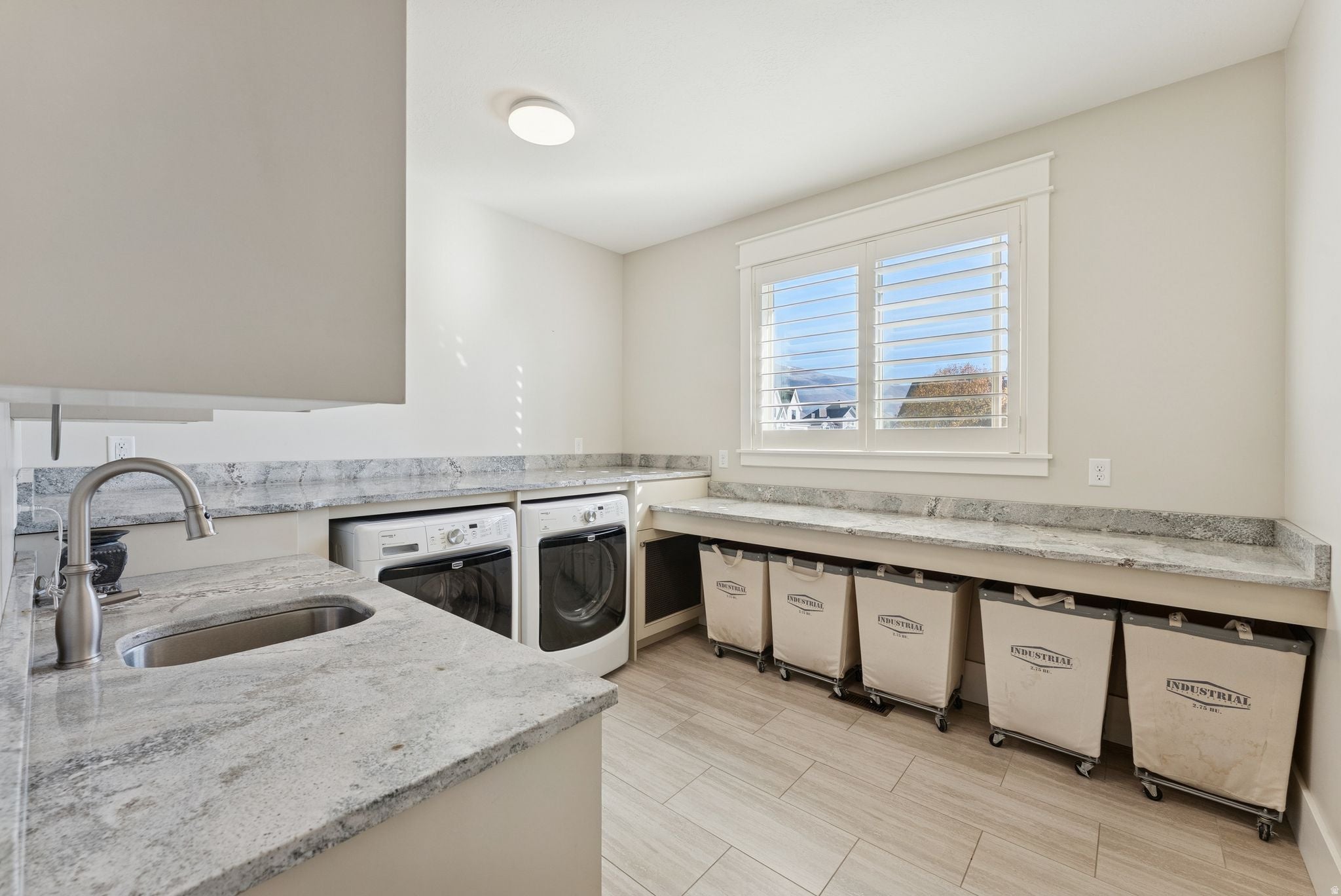 Kaysville, Utah, 84037, United States, 6 Bedrooms Bedrooms, ,5 BathroomsBathrooms,Residential,Active,1973308