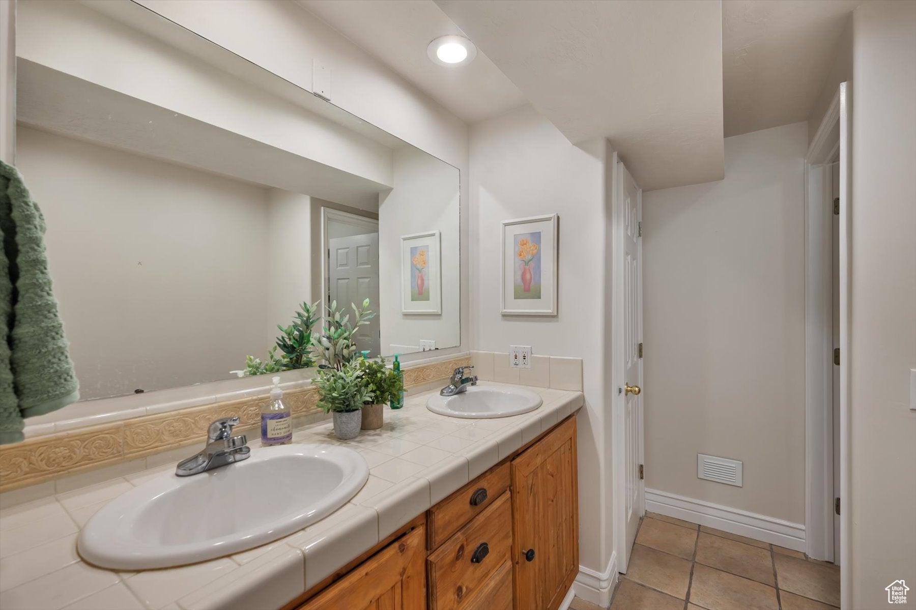 Cottonwood Heights, Utah, 84121, United States, 6 Bedrooms Bedrooms, ,3 BathroomsBathrooms,Residential,Active,1964287