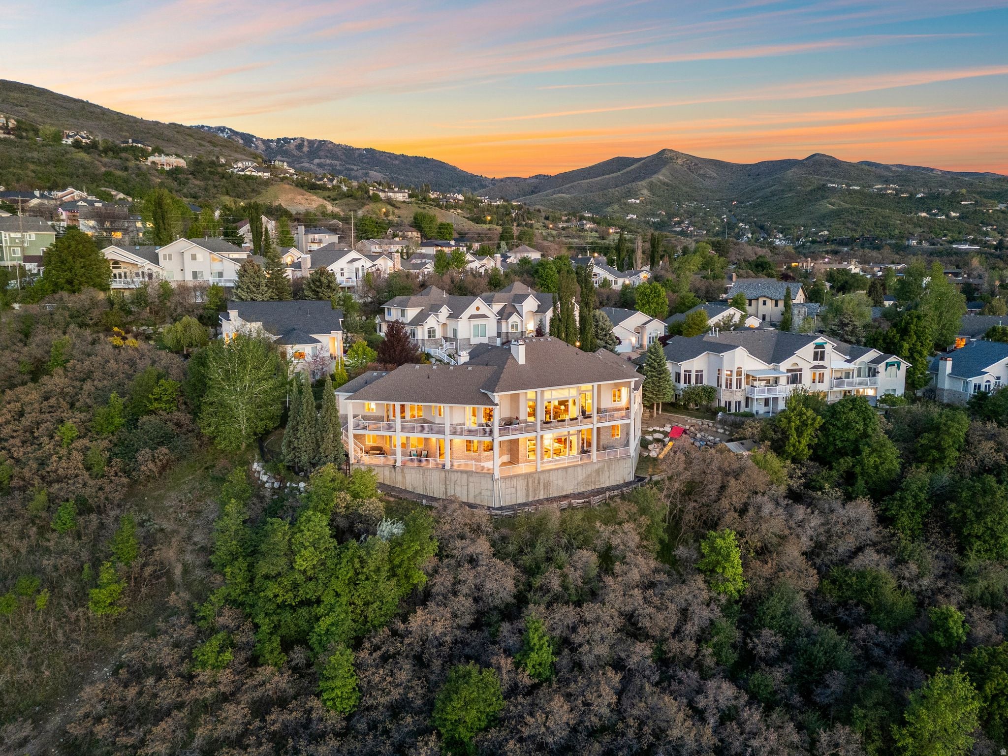 Bountiful, Utah, 84010, United States, 6 Bedrooms Bedrooms, ,6 BathroomsBathrooms,Residential,Active,2044576