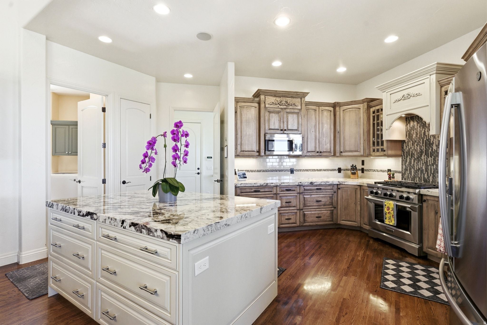Bountiful, Utah, 84010, United States, 6 Bedrooms Bedrooms, ,6 BathroomsBathrooms,Residential,Active,2044576