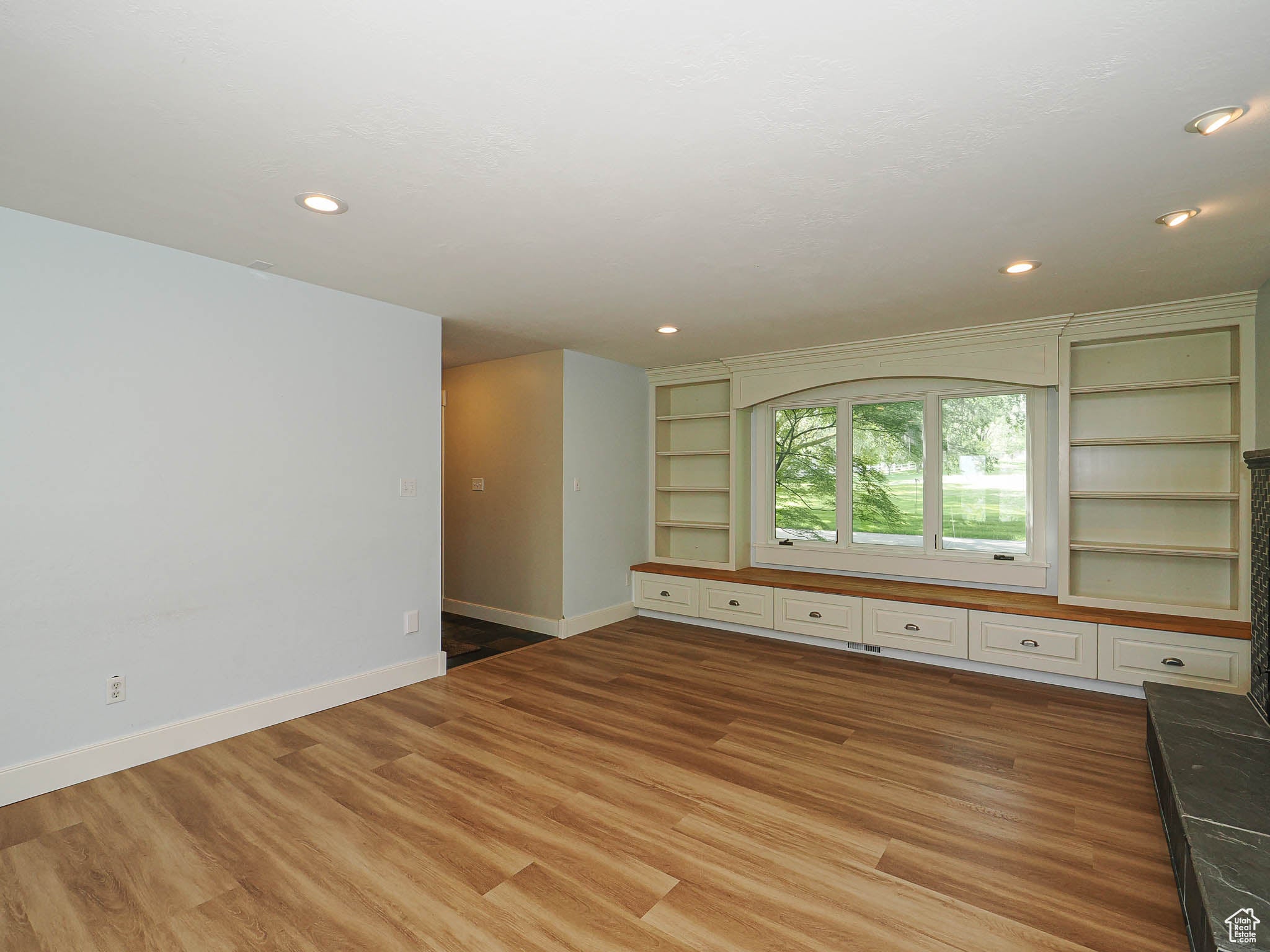 Draper, Utah, 84020, United States, 4 Bedrooms Bedrooms, ,4 BathroomsBathrooms,Residential,Pending,1824917
