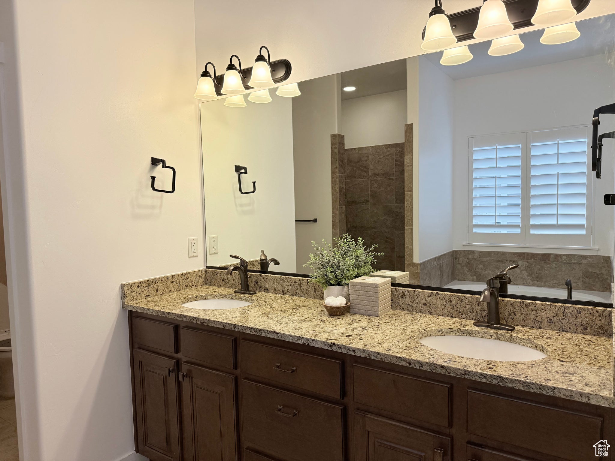 Farmington, Utah, 84025, United States, 4 Bedrooms Bedrooms, ,4 BathroomsBathrooms,Residential,Active,1914760