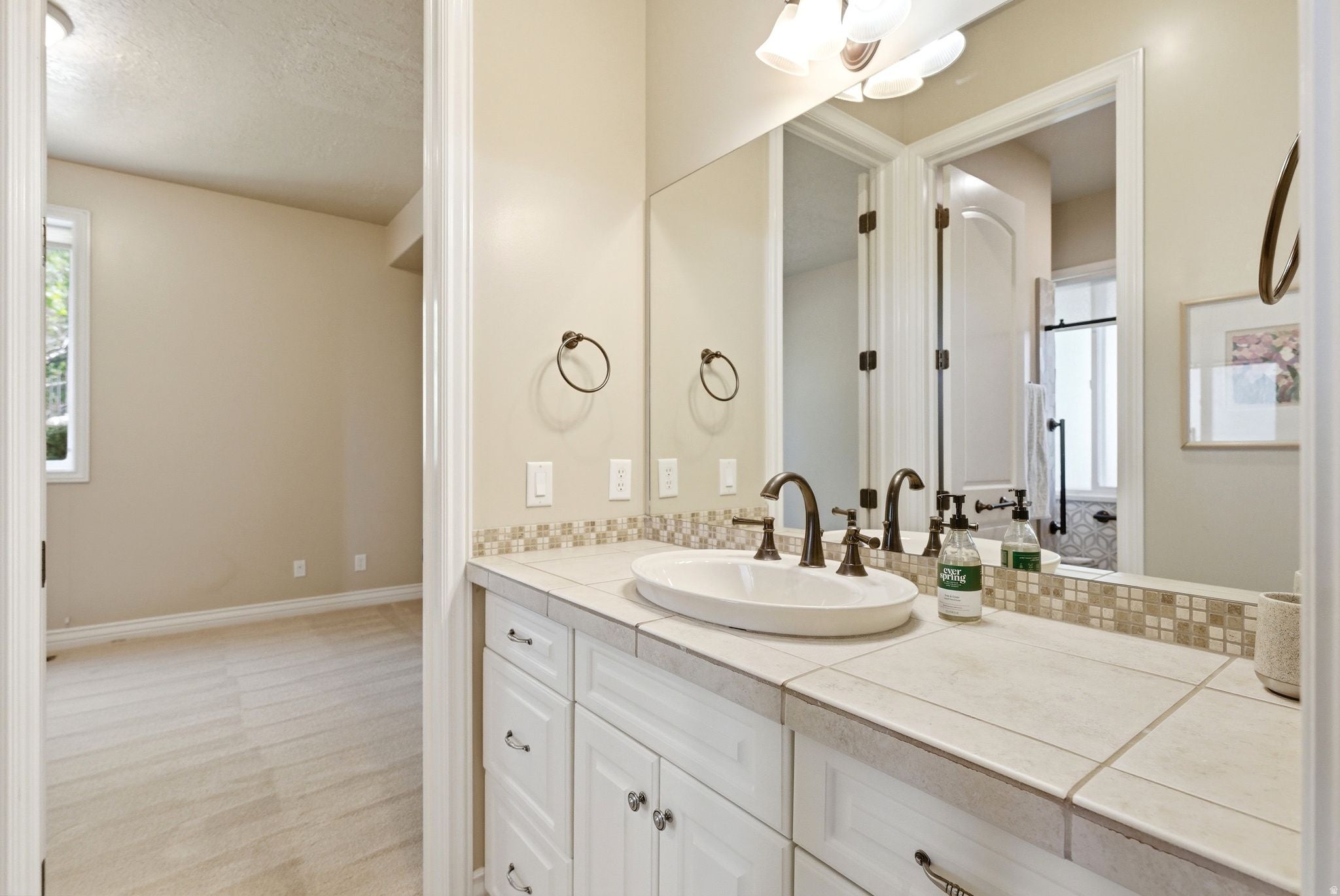 Bountiful, Utah, 84010, United States, 6 Bedrooms Bedrooms, ,6 BathroomsBathrooms,Residential,Active,2044576