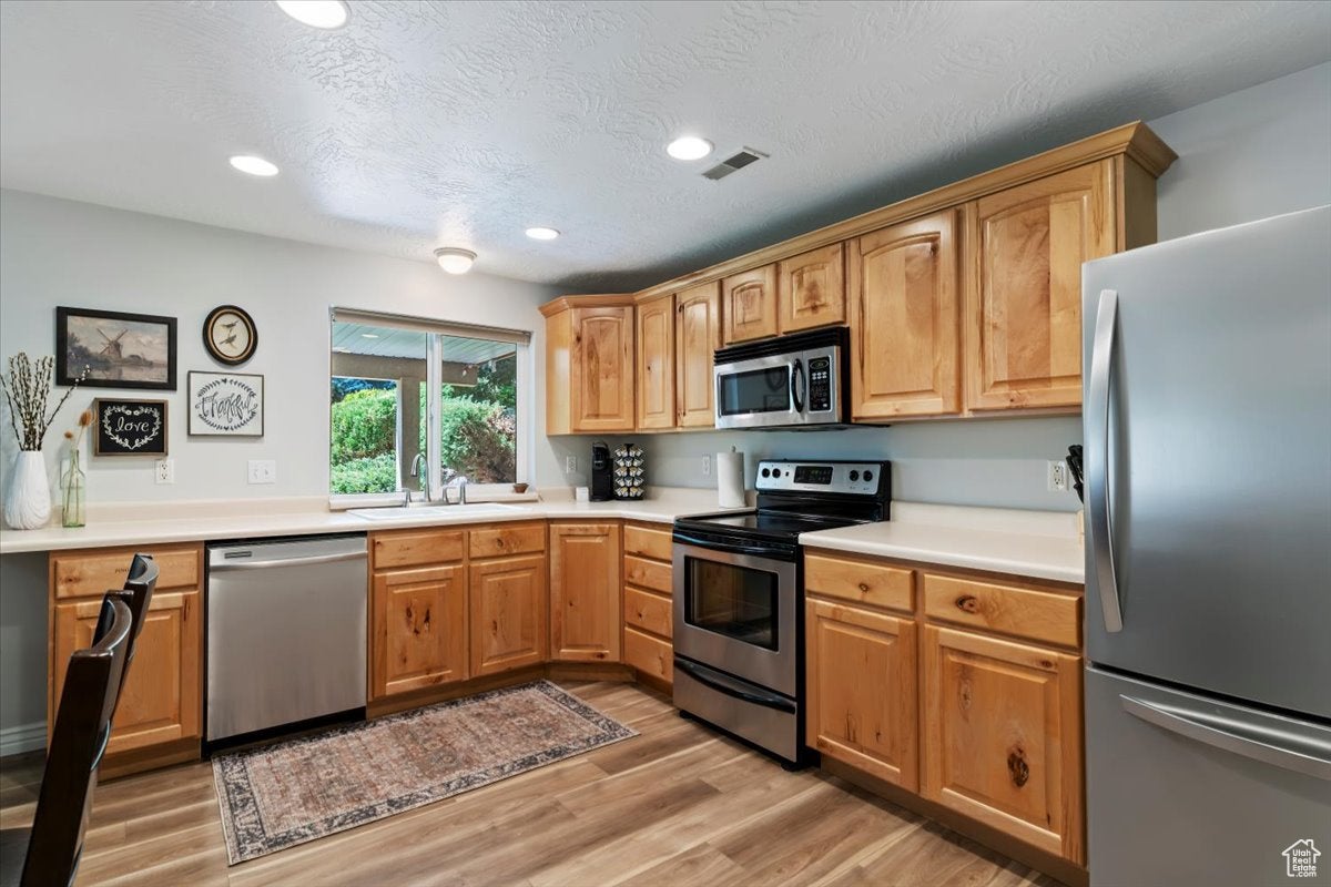 Mountain Green, Utah, 84050, United States, 5 Bedrooms Bedrooms, ,4 BathroomsBathrooms,Residential,Active,1936434